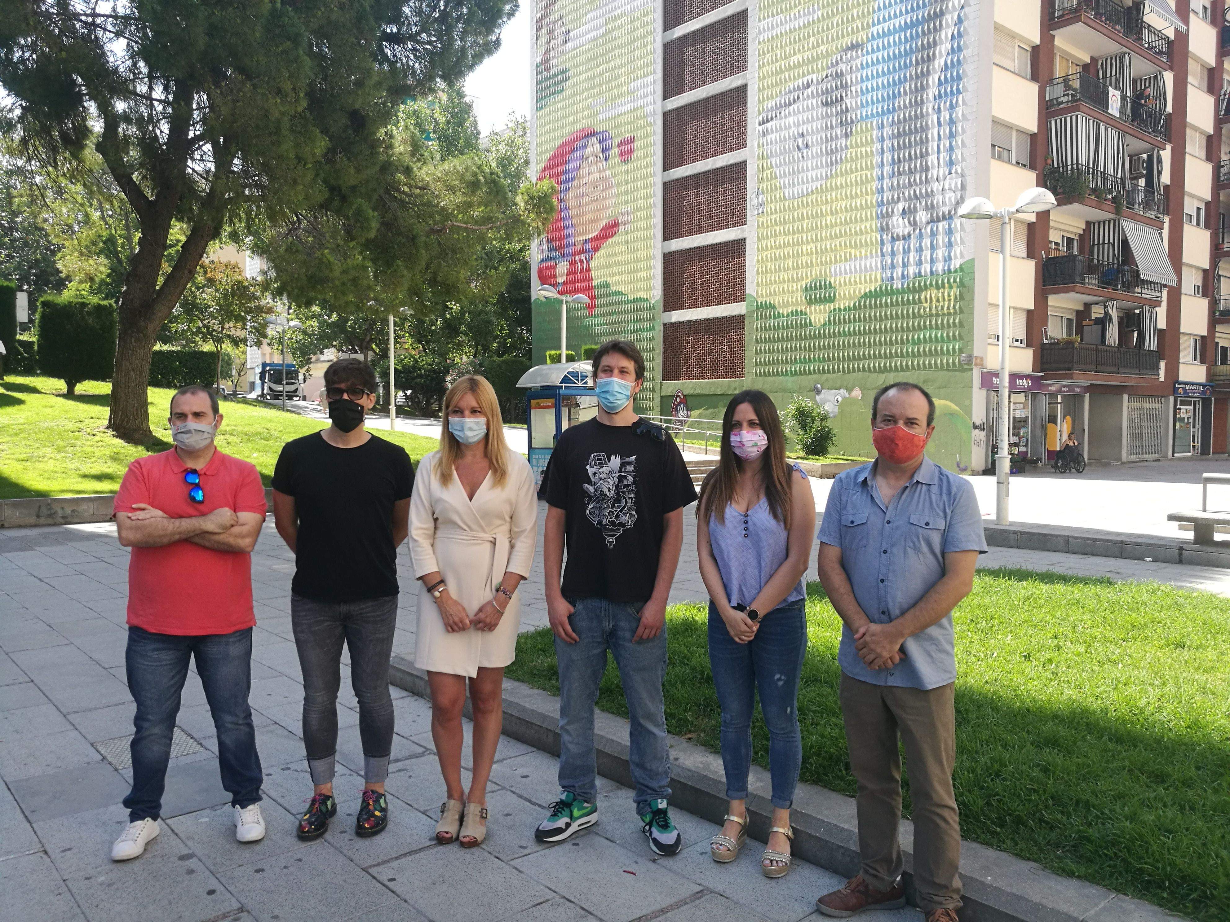 L’alcaldessa, el regidor de projecció de la ciutat, el director de l’escola d’art i l’autor del mural a la plaça de la Constitució. FOTO: Redacció