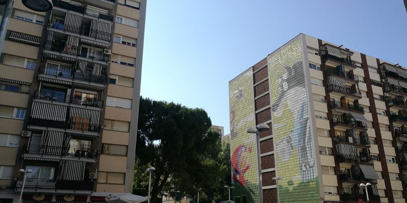 Vista del mural des de la plaça de la Constitució. FOTO: Redacció Vista del mural des de la plaça de la Constitució. FOTO: Redacció