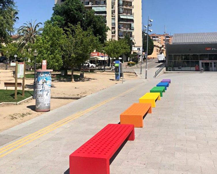 Els bancs de la plaça de la Nova Estació pintats per commemorar el Dia de l'Orgull. FOTO: Ajuntament de Rubí