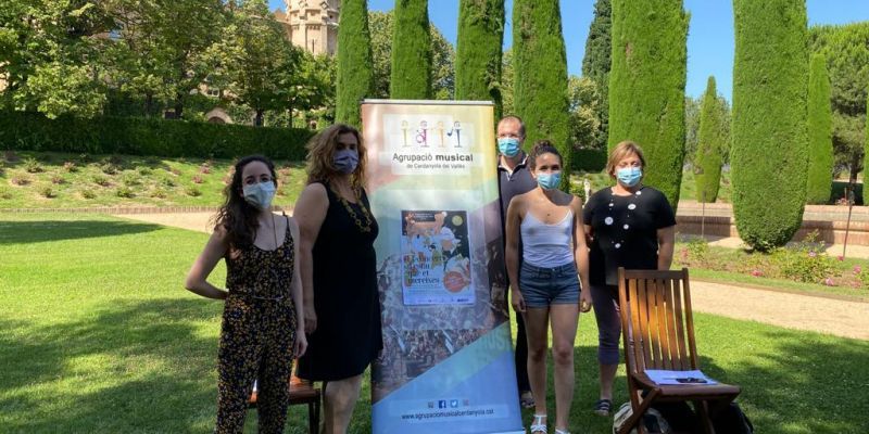 La cantant Carolina Alabau, segona per la dreta, amb representants de l'AMCV i l'Ajuntament al Castell de Sant Marçal. FOTO: Mónica GM