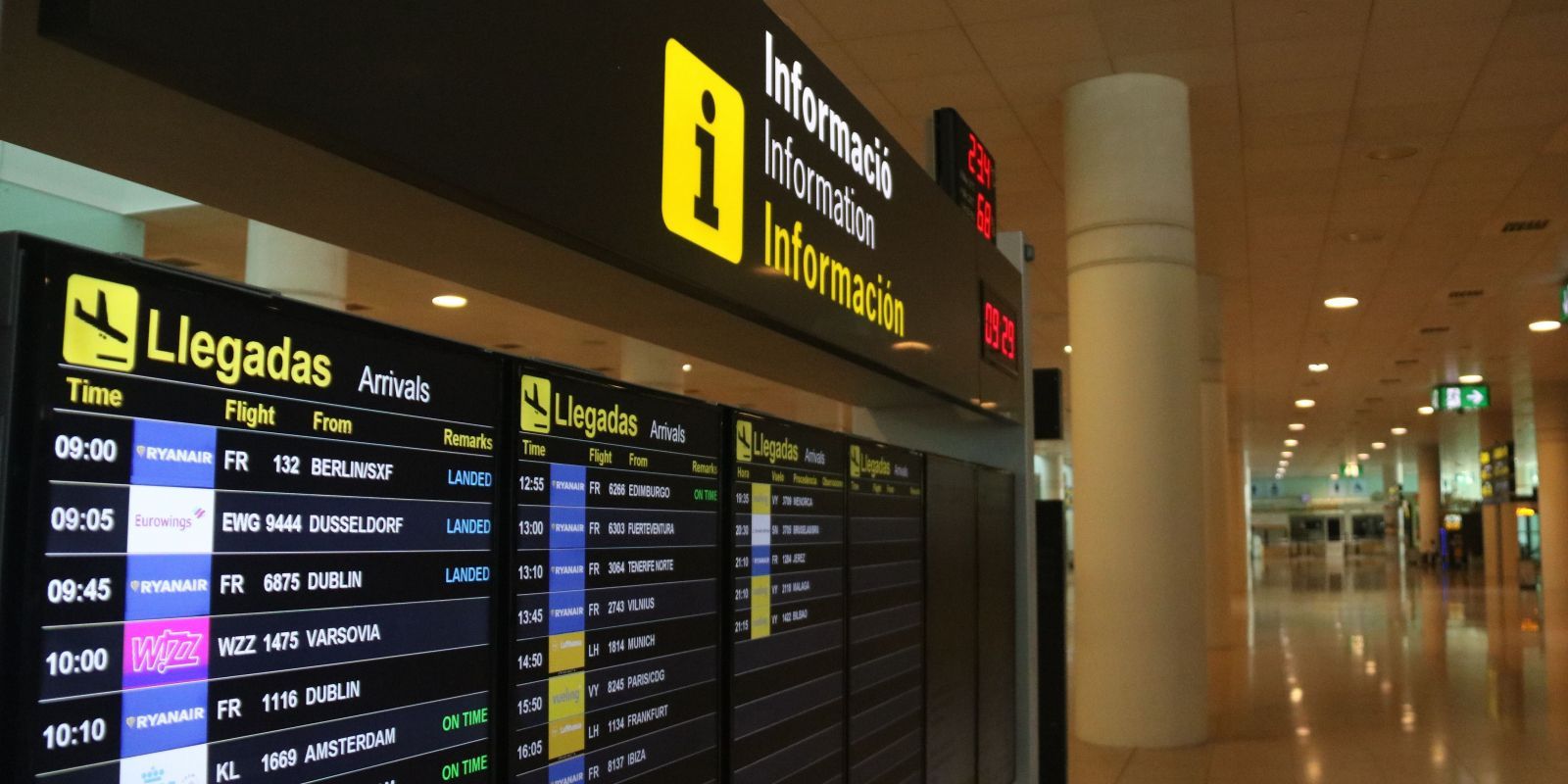 El govern espanyol suspèn els vols procedents del Regne Unit excepte per als residents a l’Estat.Pantalla d'arribades a l'Aeroport de Barcelona. FOTO: Albert Canadet (ACN)