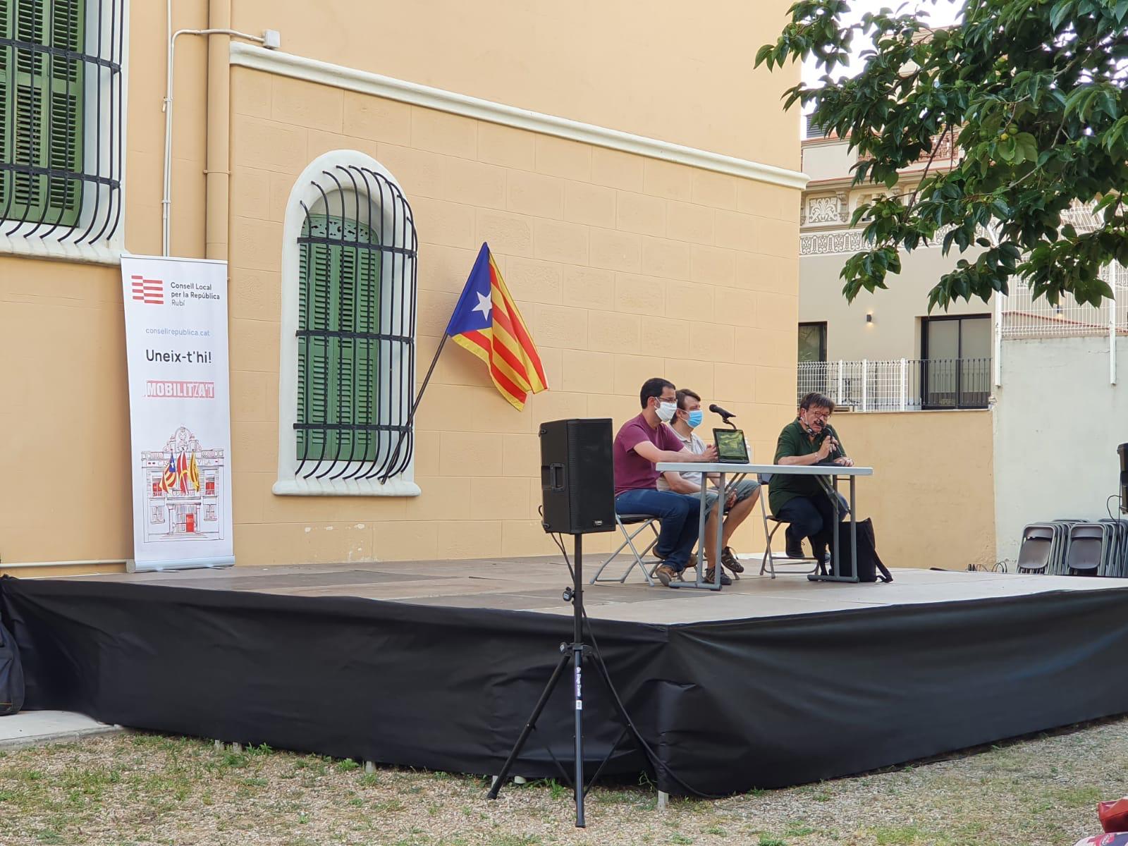 El Consell Local per la República a Rubí, presentat als jardins de l'Ateneu. FOTO: Consell per la República a Rubí