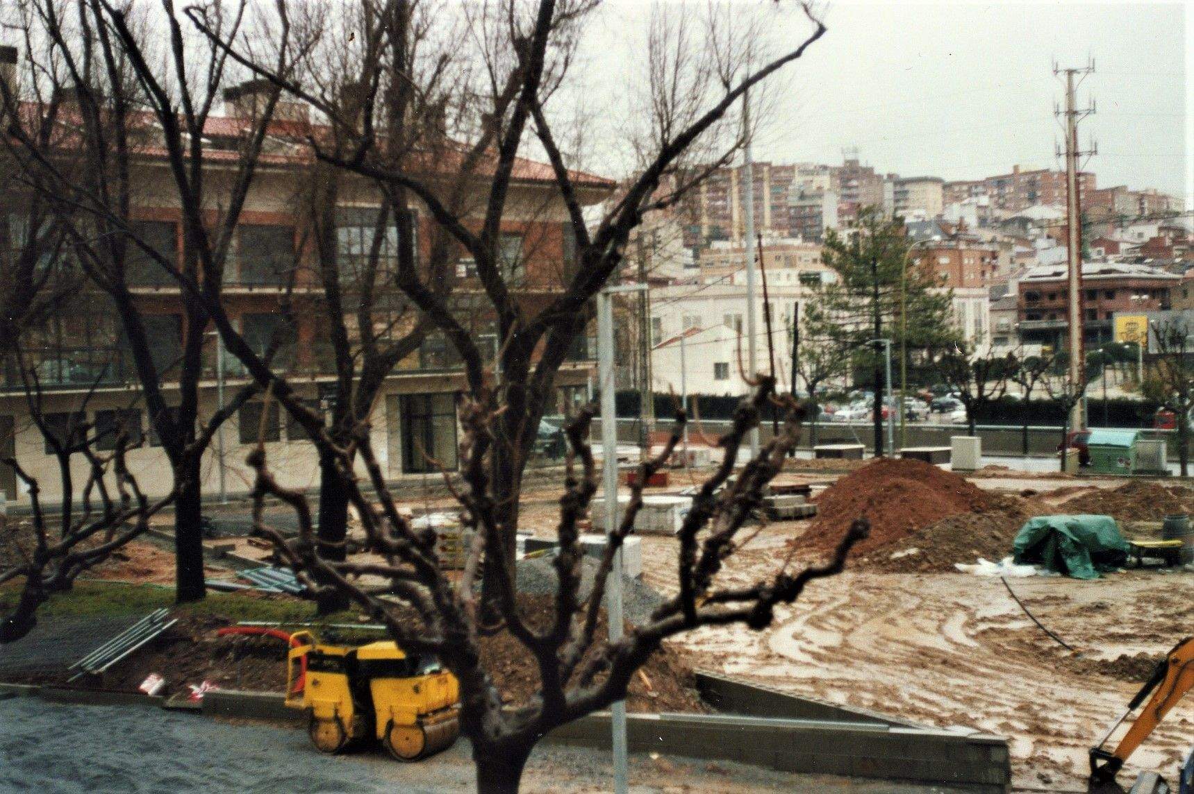 Les obres de construcció de la plaça actual del Marqués de Barberà. FOTO: Arxiu Òmnium Cultural Rubí