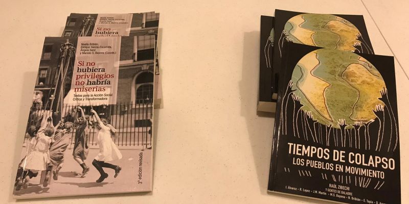 Els dos llibres presentats durant la roda de premsa d'aquest dilluns 13 de juliol. FOTO: A.M Els dos llibres presentats durant la roda de premsa d'aquest dilluns 13 de juliol. FOTO: A.M