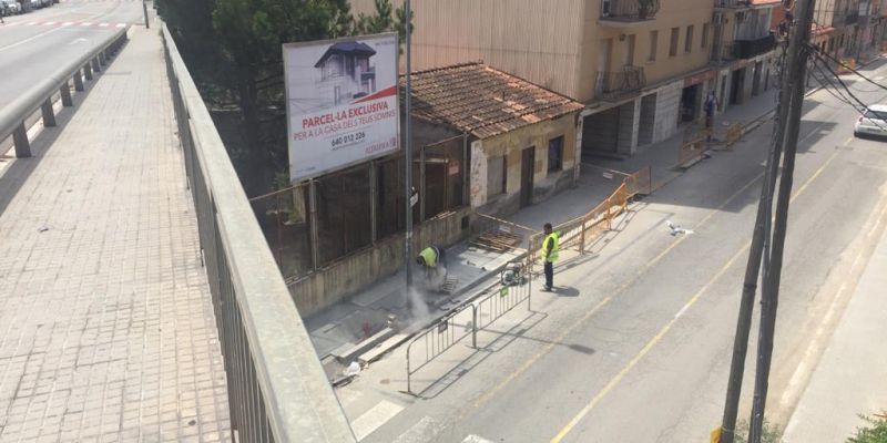 Operaris al carrer Lourdes de Rubí. FOTO: Redacció Operaris al carrer Lourdes de Rubí. FOTO: Redacció