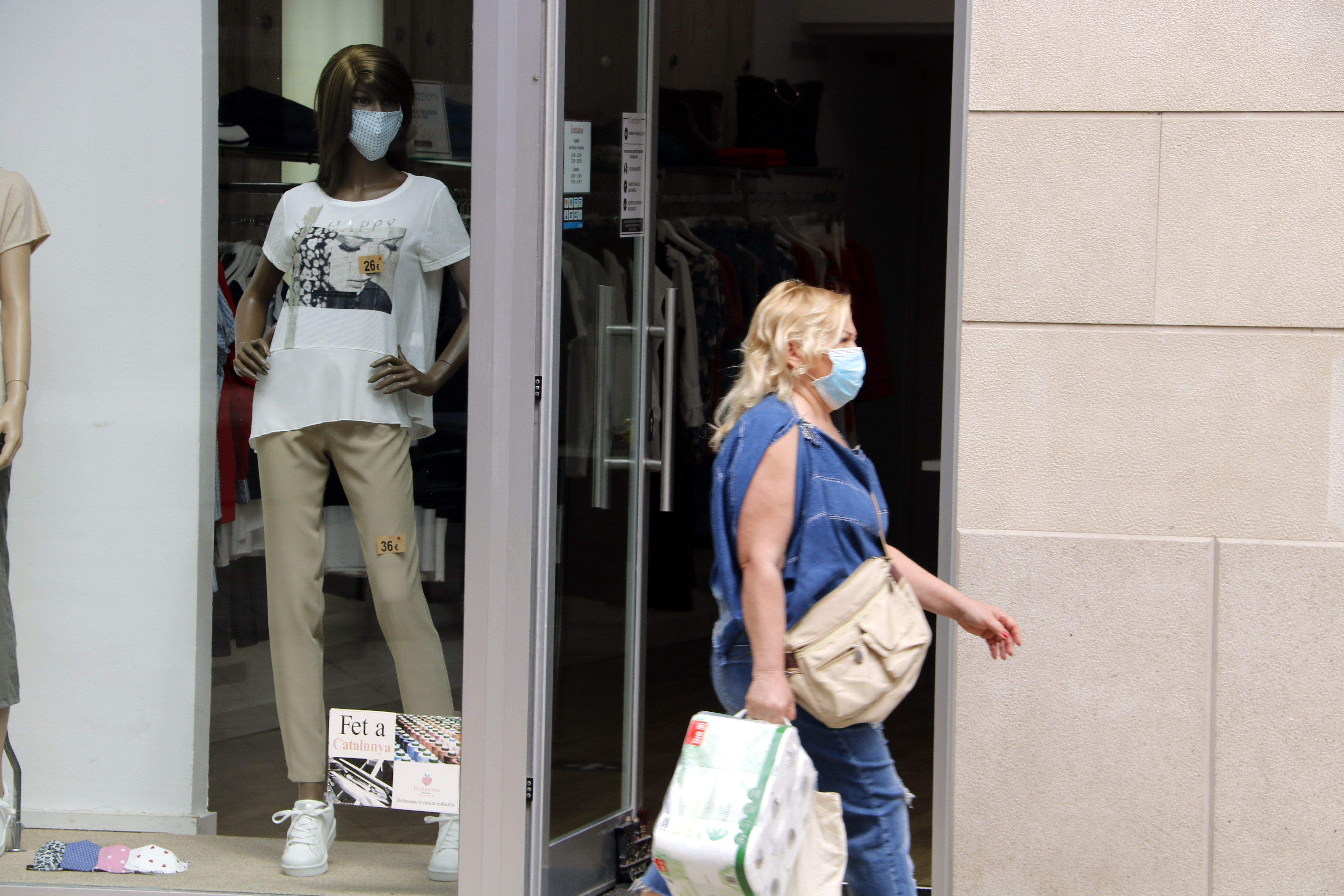 Una dona amb mascareta pel carrer. FOTO: ACN Una dona amb mascareta pel carrer. FOTO: ACN