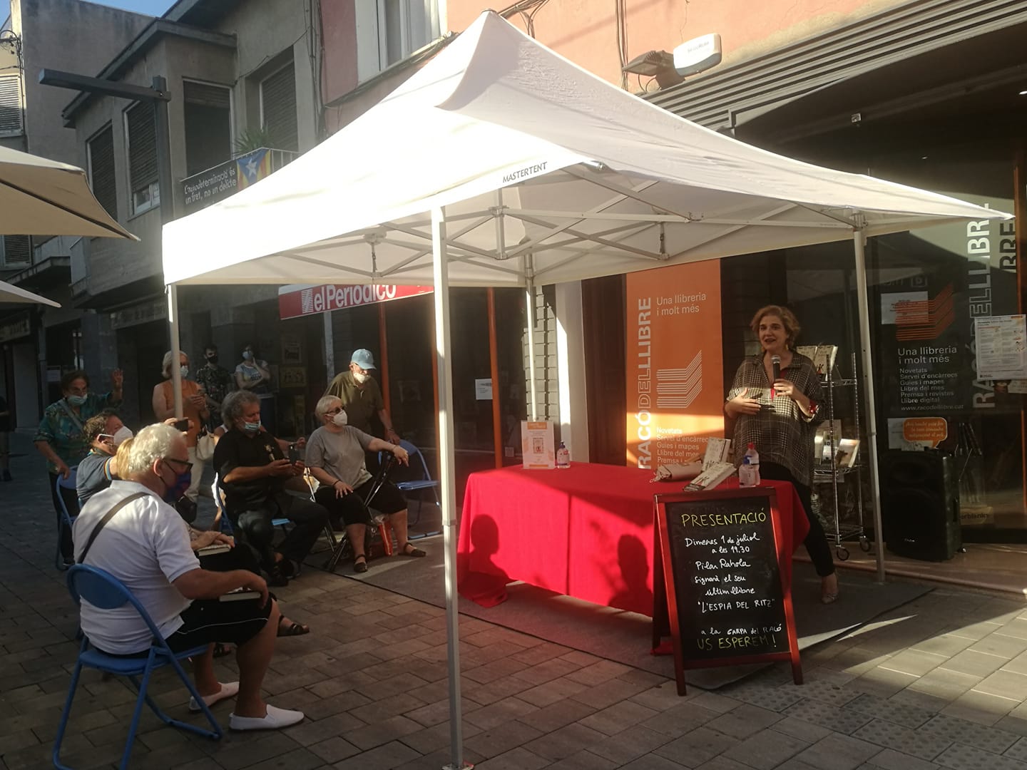 La Pilar Rahola va ser una de les últimes convidades a la carpa del Racó del Llibre. FOTO: Redacció