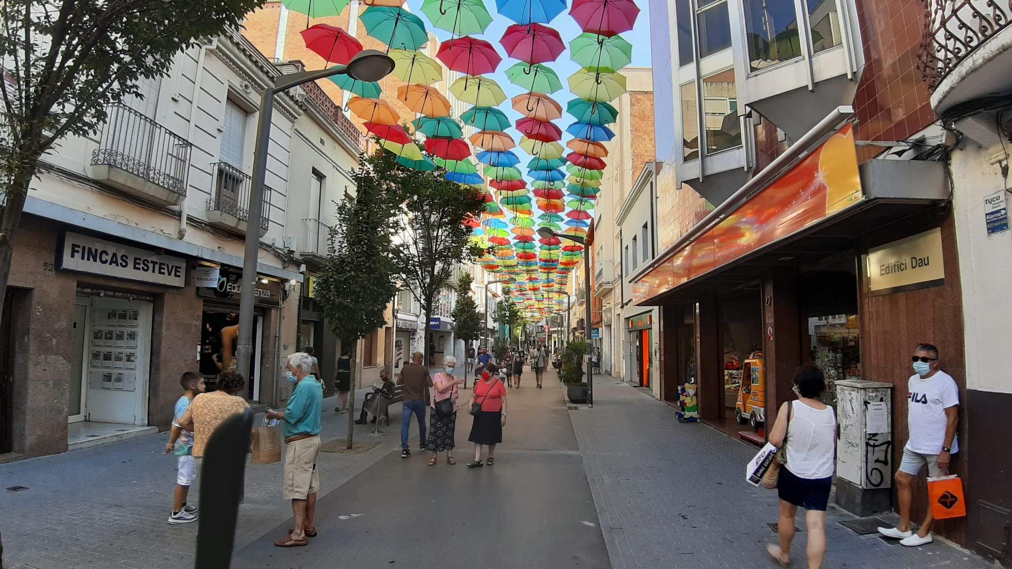 Umbrella Sky Project: paraigües de colors pengen oberts al passeig Francesc Macià de Rubí. FOTO: Cedida