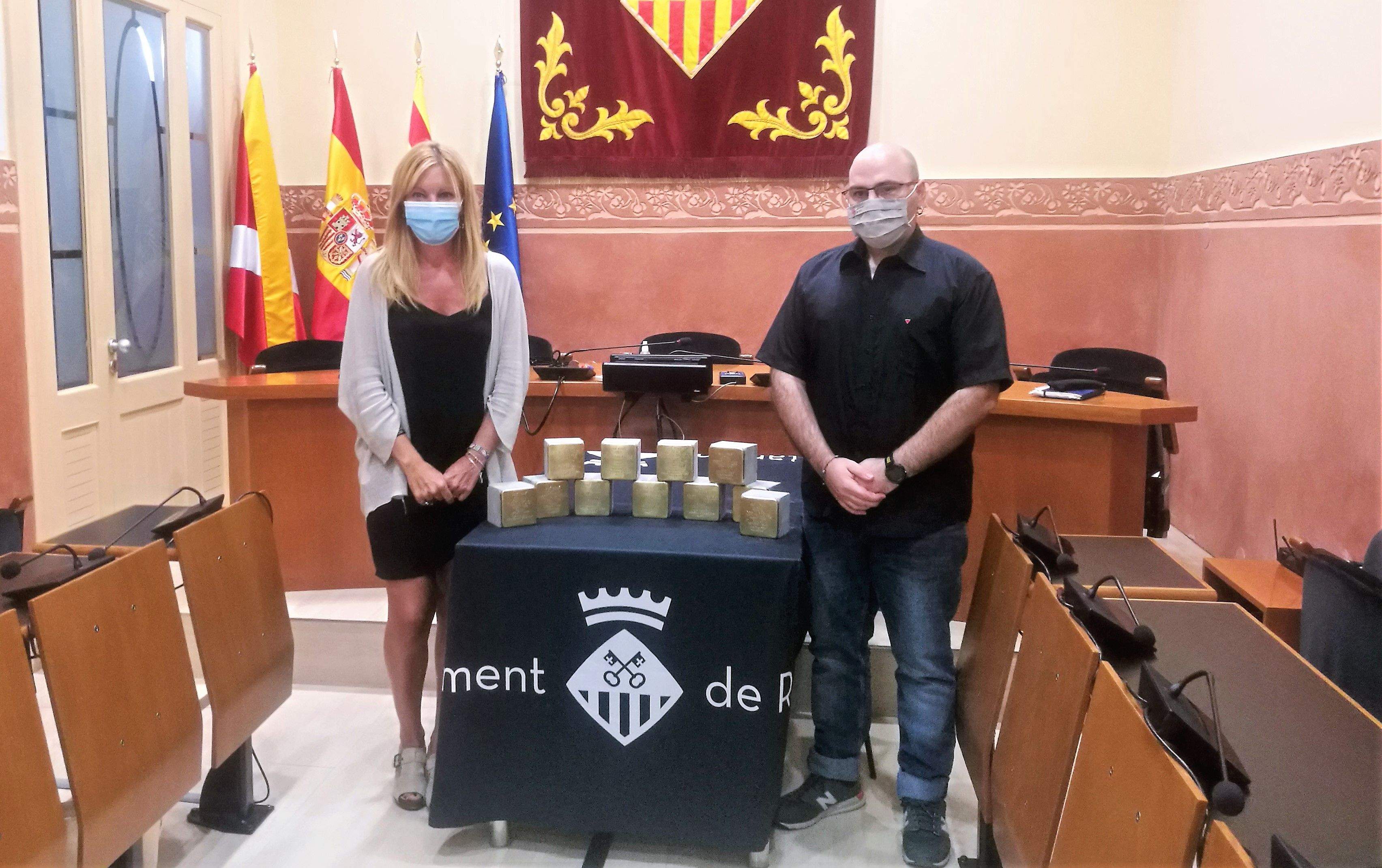 L'alcaldessa de Rubí i el regidor de Memòria històrica amb les onze llambordes commemoratives. FOTO: Redacció L'alcaldessa de Rubí i el regidor de Memòria històrica amb les onze llambordes commemoratives. FOTO: Redacció