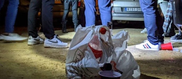 Joves fent 'botellon'. FOTO: ACN Joves fent 'botellon'. FOTO: ACN