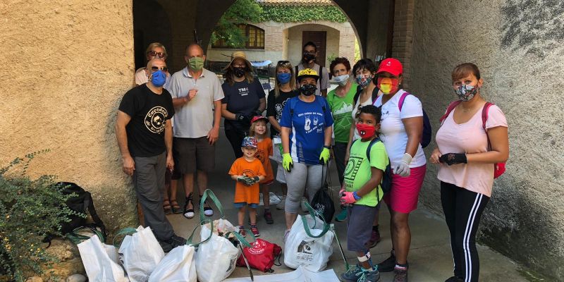 Participans a l'actuació de neteja i millora de l'entorn natural de la Font de Sant Muç. FOTO: Cedida