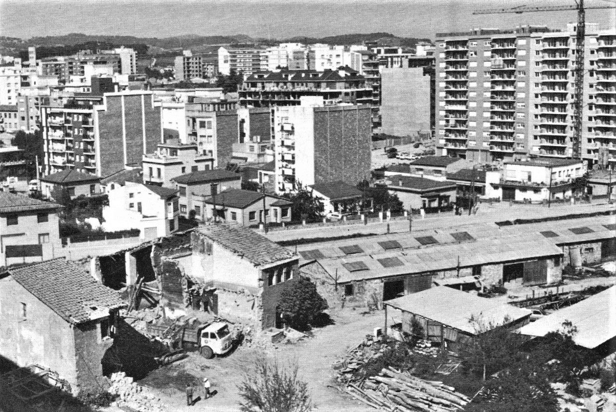 L’enderrocament de la masia de can Cabanyes, 1974 . FOTO: Arxiu Josep Maria Roset i cedida al Centre d’Estudis Rubinencs per Lluís Garcia