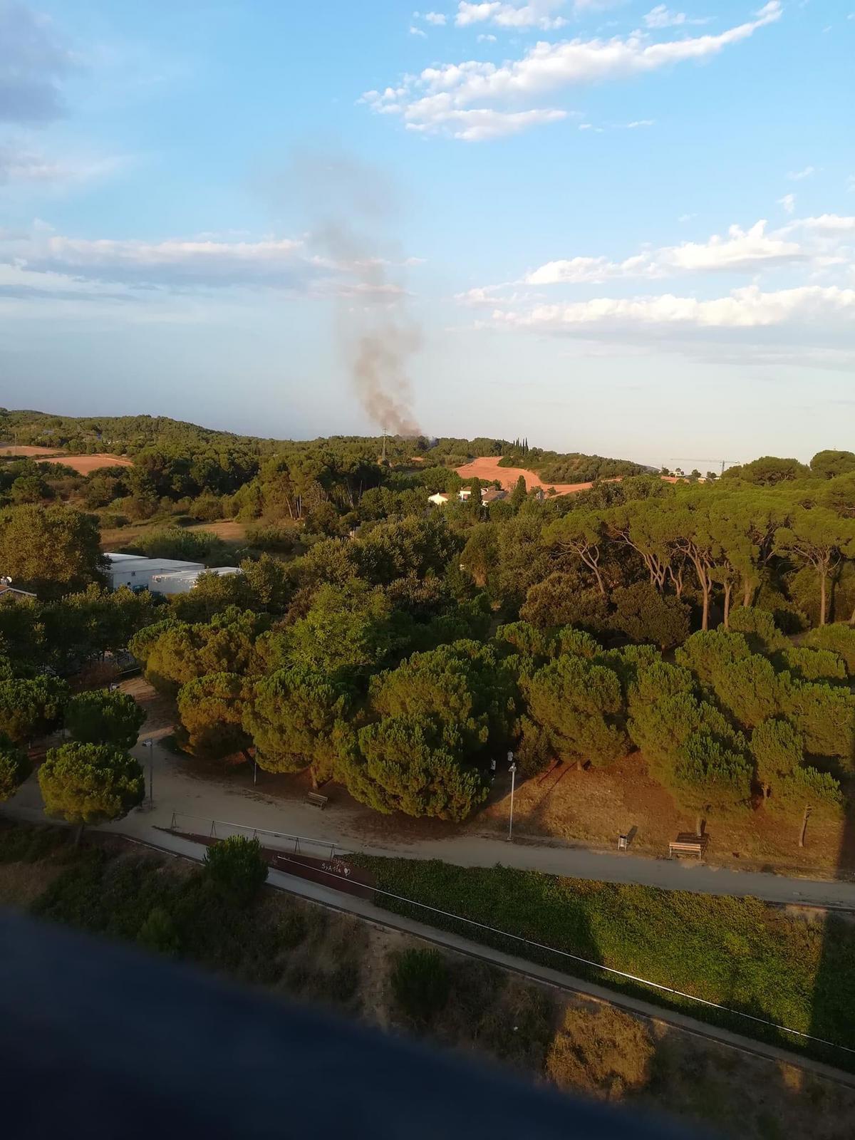 Imatge captada des de Rubí del petit incendi a la zona del bosc de l'antic golf de Can Sant Joan. FOTO: Cedida