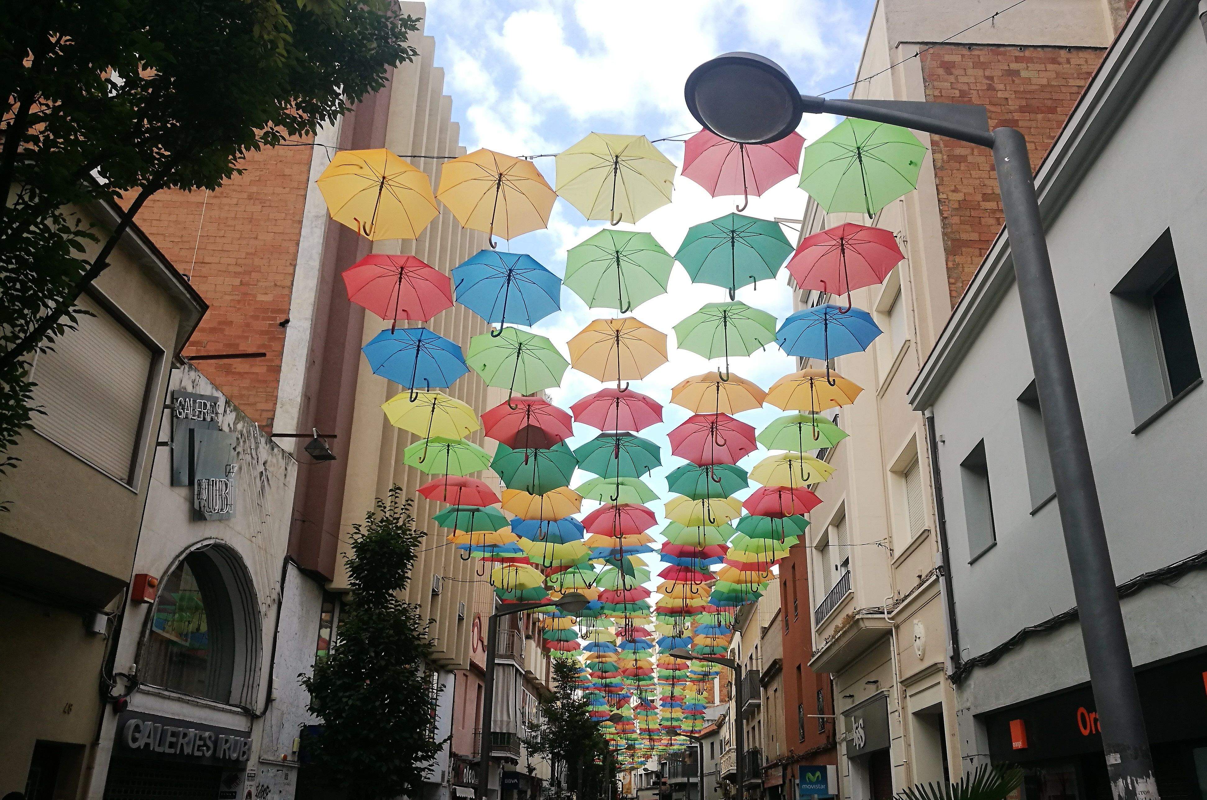 Aquest dimecres al matí els paraigües malmesos no hi eren. FOTO: Redacció