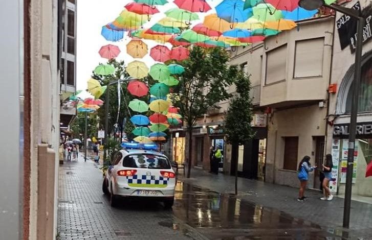 Els paraigües caiguts. FOTO: José Miguel Barquin a Facebook