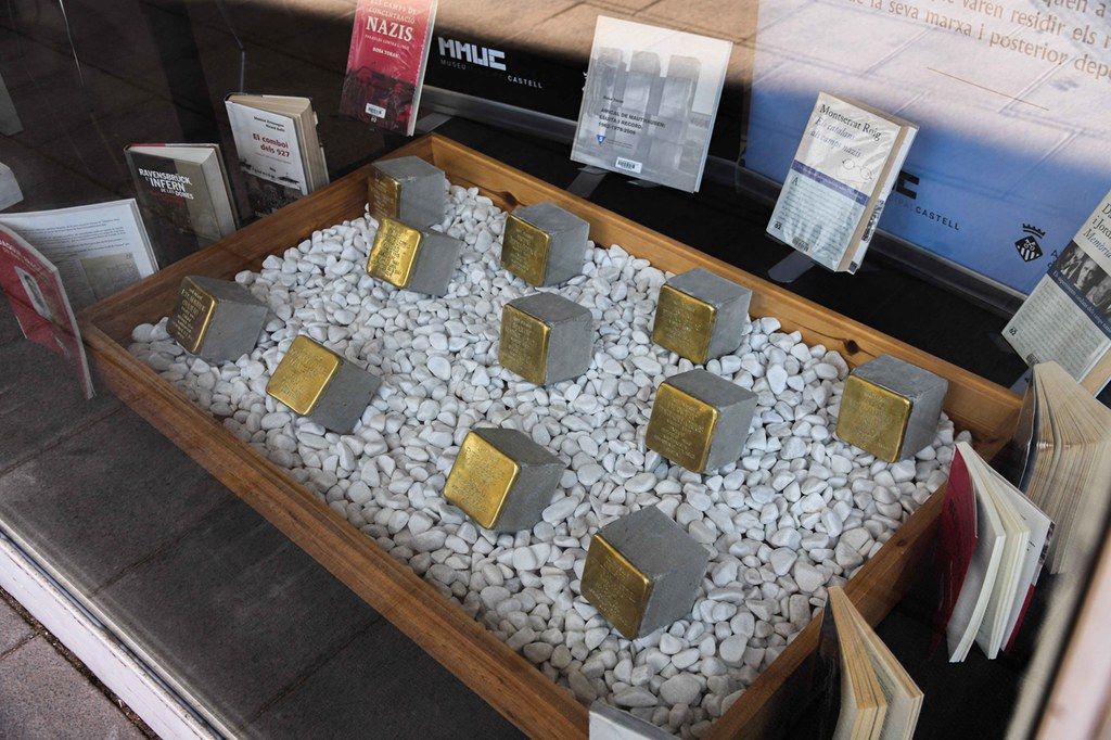 Les “Stolpersteine” es poden veure de prop a la Biblioteca municipal. FOTO: Ajuntament de Rubí – Localpres Les “Stolpersteine” es poden veure de prop a la Biblioteca municipal. FOTO: Ajuntament de Rubí – Localpres