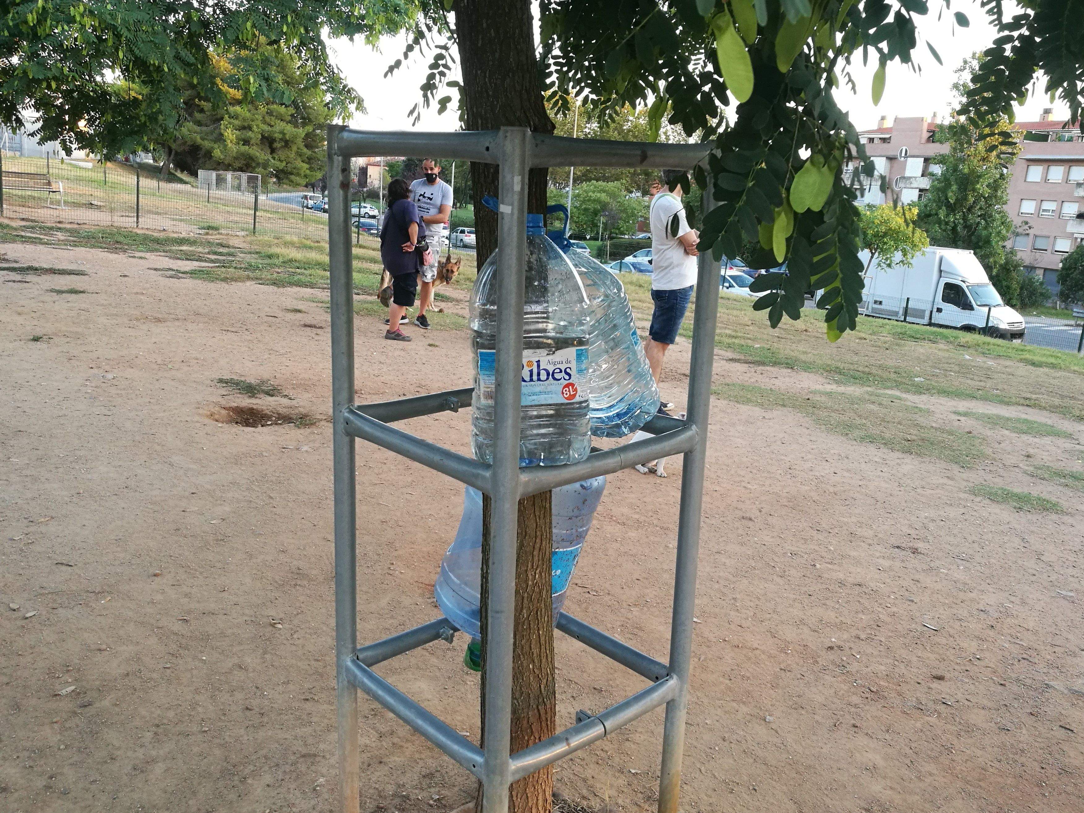 Els usuaris d'aquest concorregut pipicà porten les garrafes d'aigua de casa a falta d'una font d'aigua per mantenir abastir els animals sobretot en els mesos que més calor. FOTO: Redacció Els usuaris d'aquest concorregut pipicà porten les garrafes d'aigua de casa a falta d'una font d'aigua per mantenir abastir els animals sobretot en els mesos que més calor. FOTO: Redacció