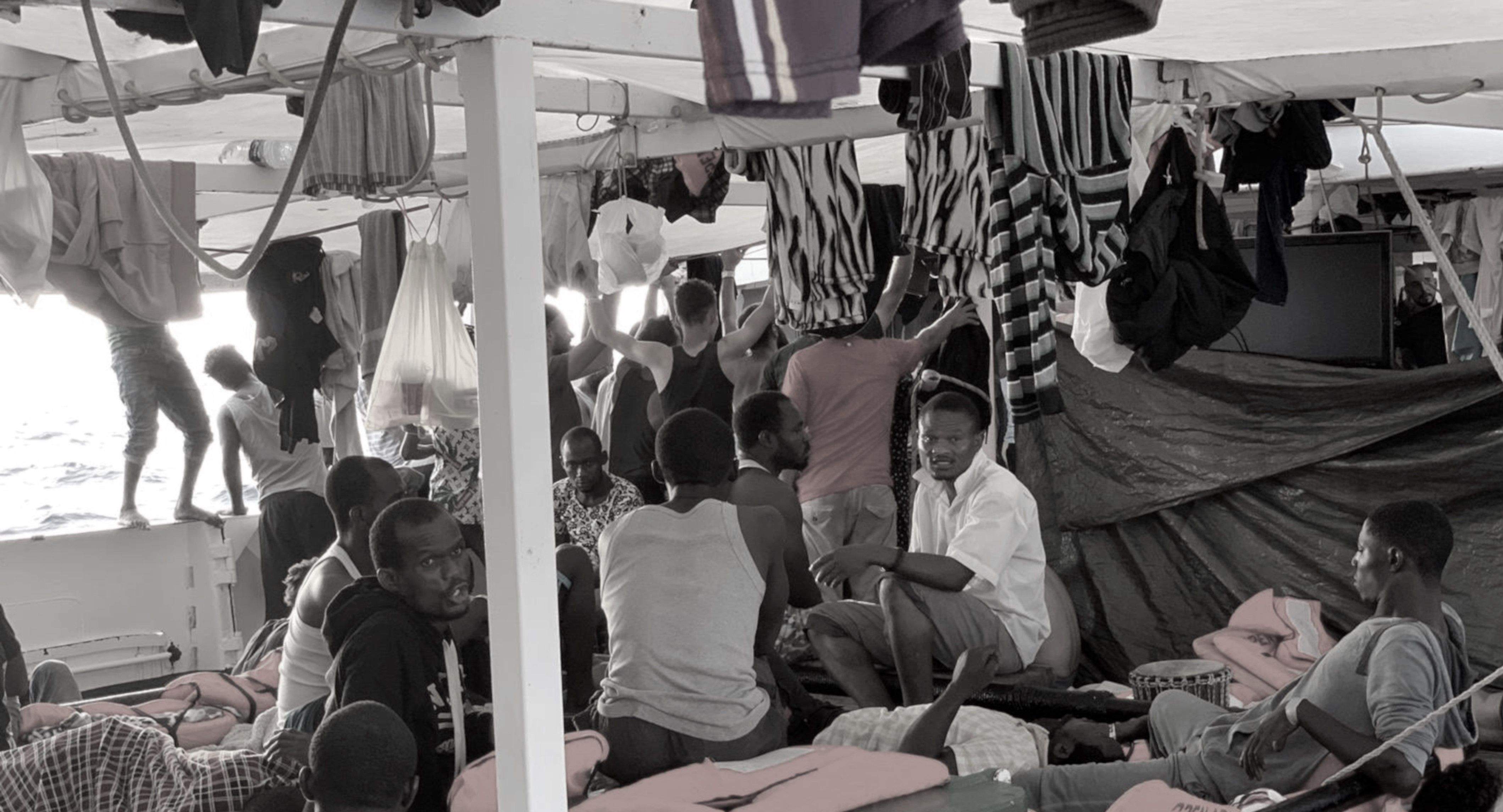Article d'opinió de Pau Navarro, regidor de Solidaritat i Cooperació Internacional. FOTO: Persones migrants a bord del vaixell de rescat Open Arms. ACN