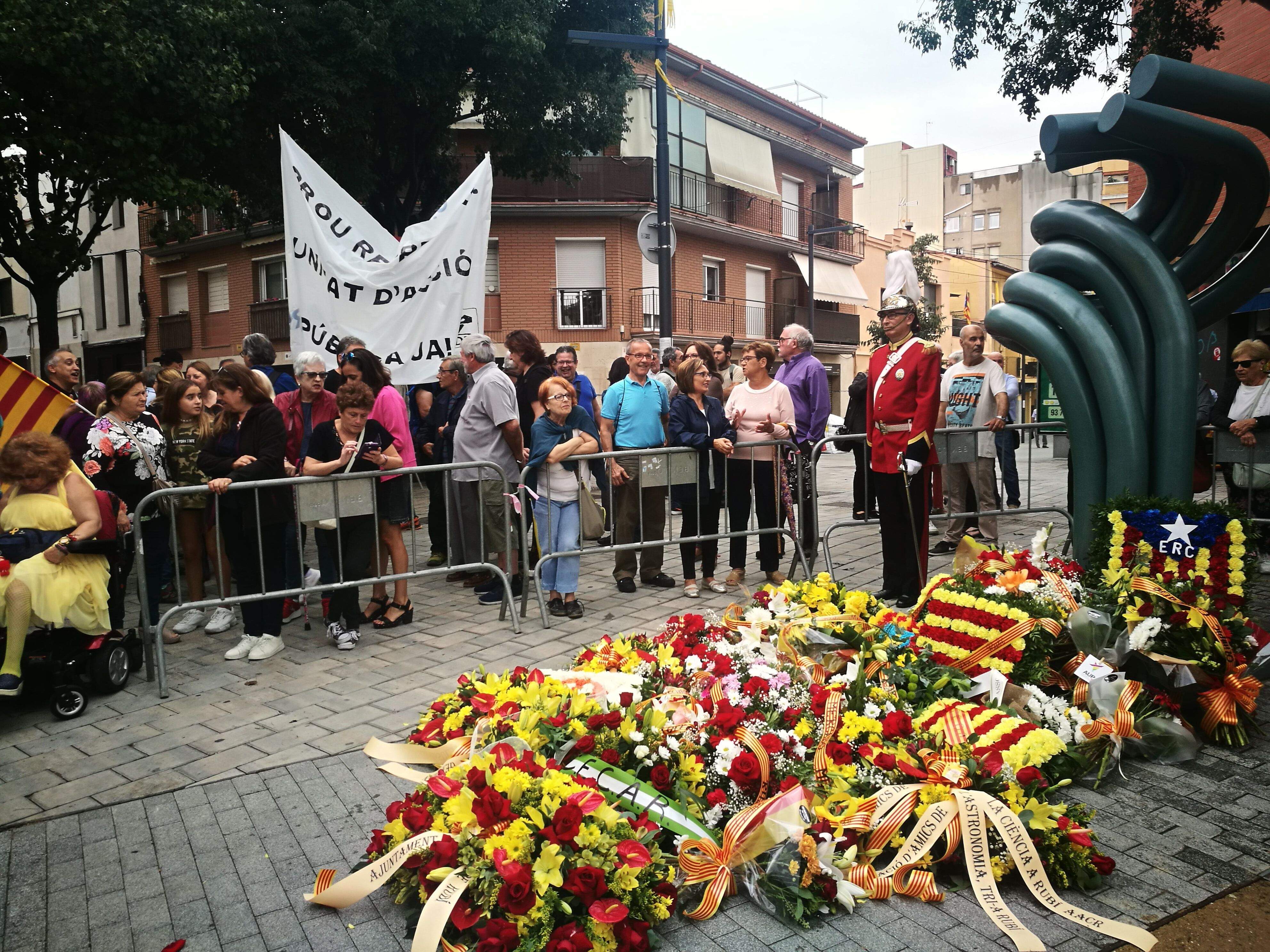 Ofrena floral al monument de la rubinenca Pepa de Haro, a la plaça Onze de Setembre, l'any passat amb motiu de la Diada Nacional de Catalunya. FOTO: Redacció