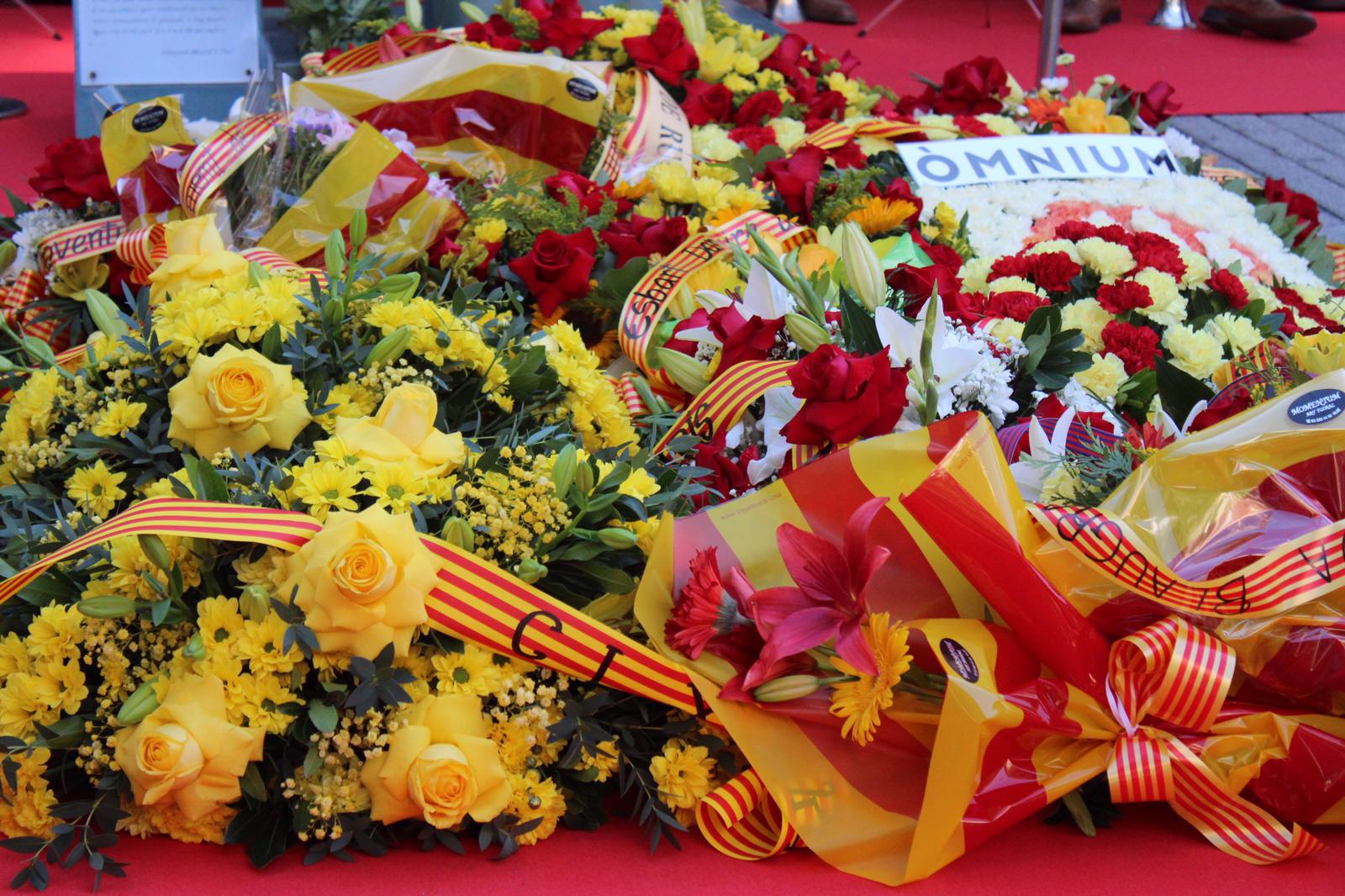 Ofrena floral a la plaça Onze de Setembre. FOTO: Andrea Martínez