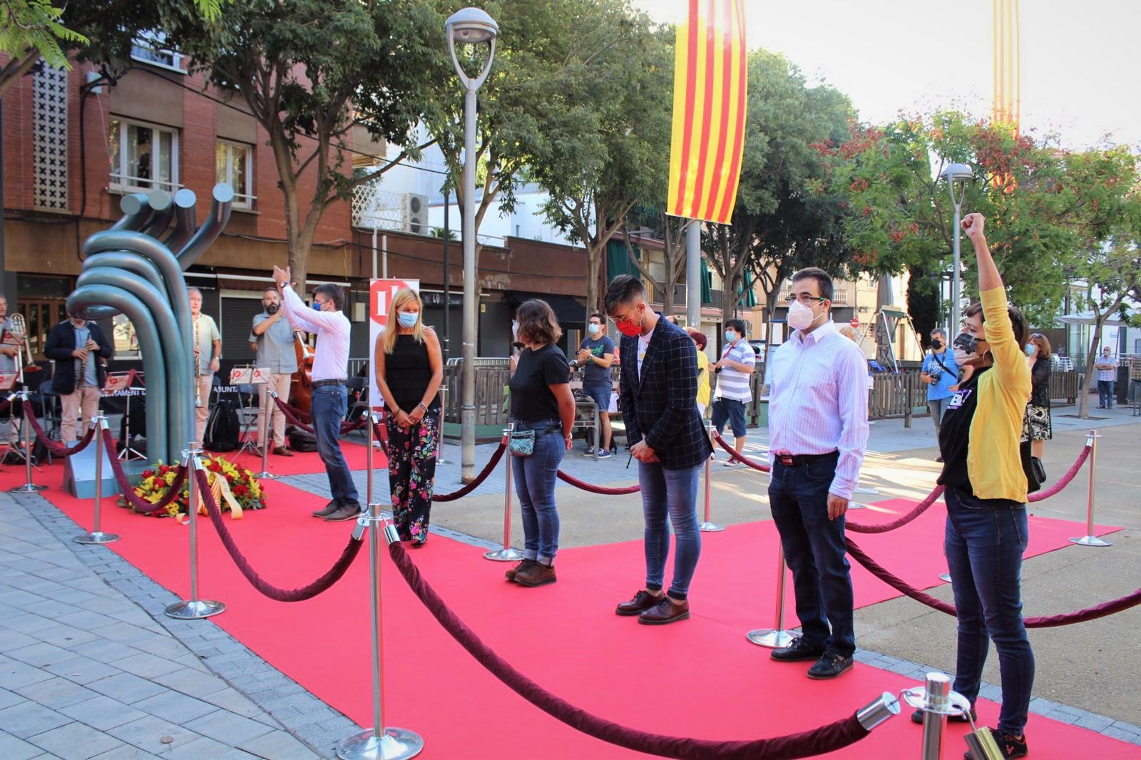 Ofrena floral a la plaça Onze de Setembre. FOTO: Andrea Martínez