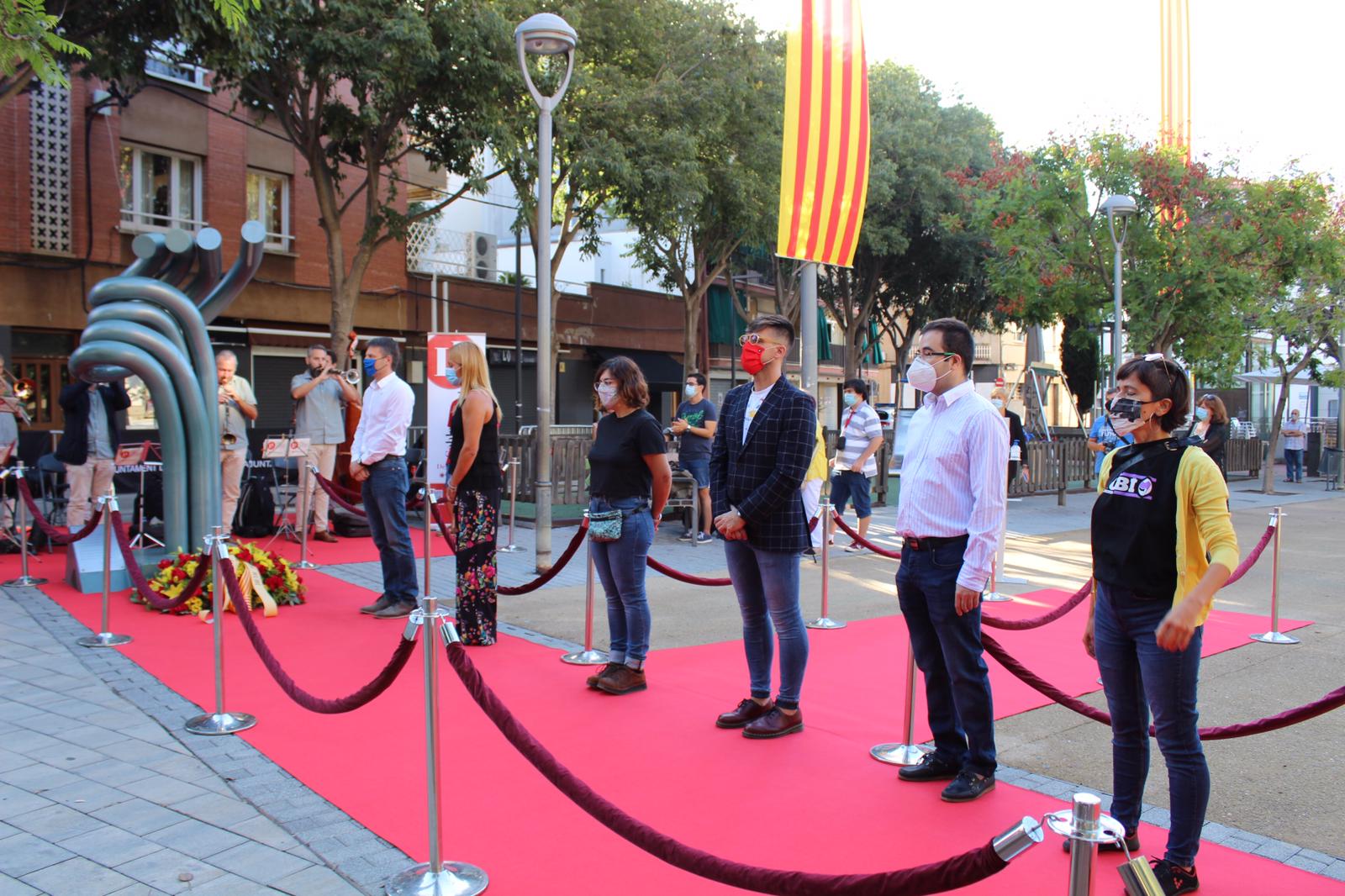 Ofrena floral a la plaça Onze de Setembre. FOTO: Andrea Martínez