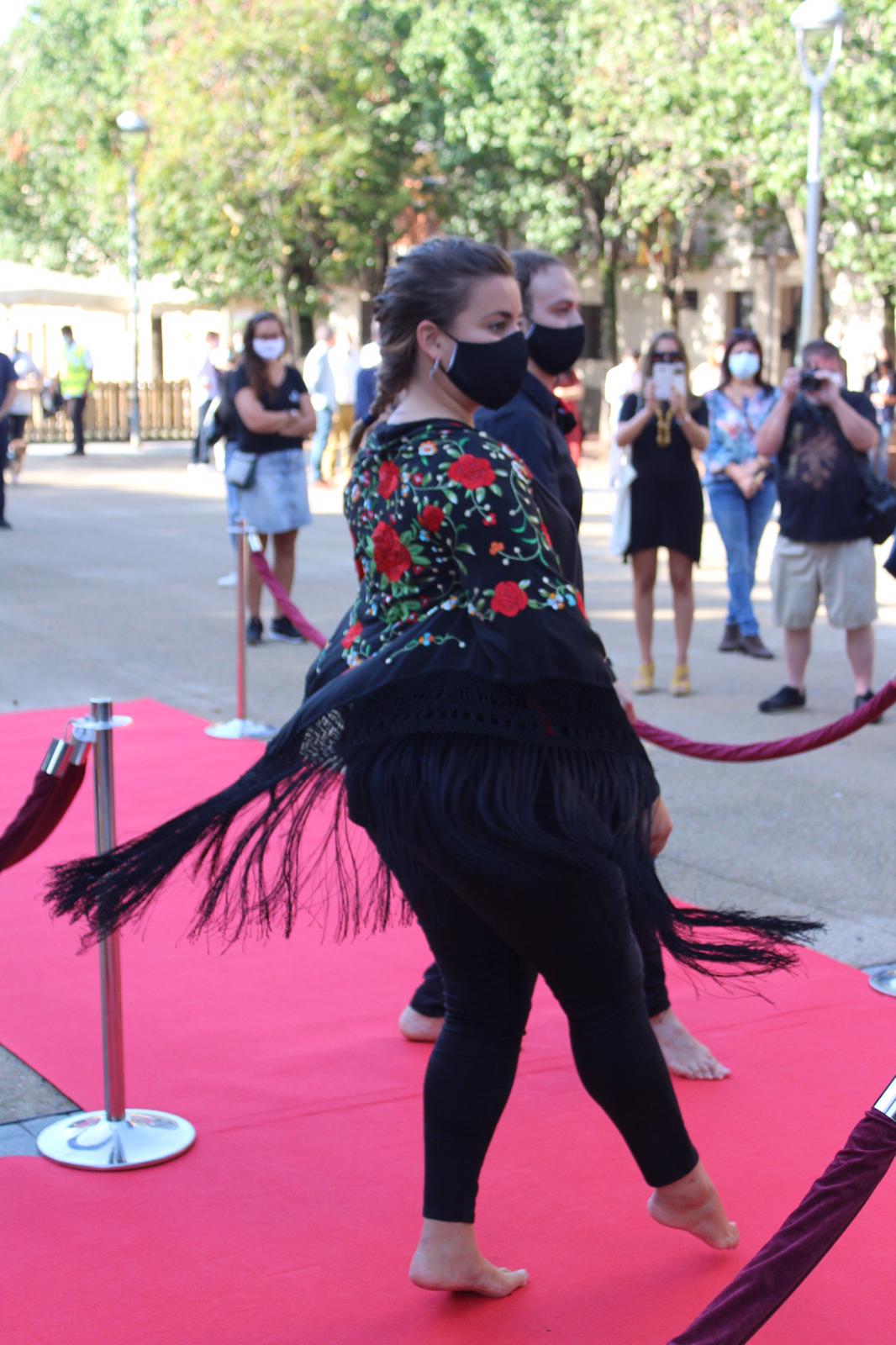 Ofrena floral a la plaça Onze de Setembre. FOTO: Andrea Martínez