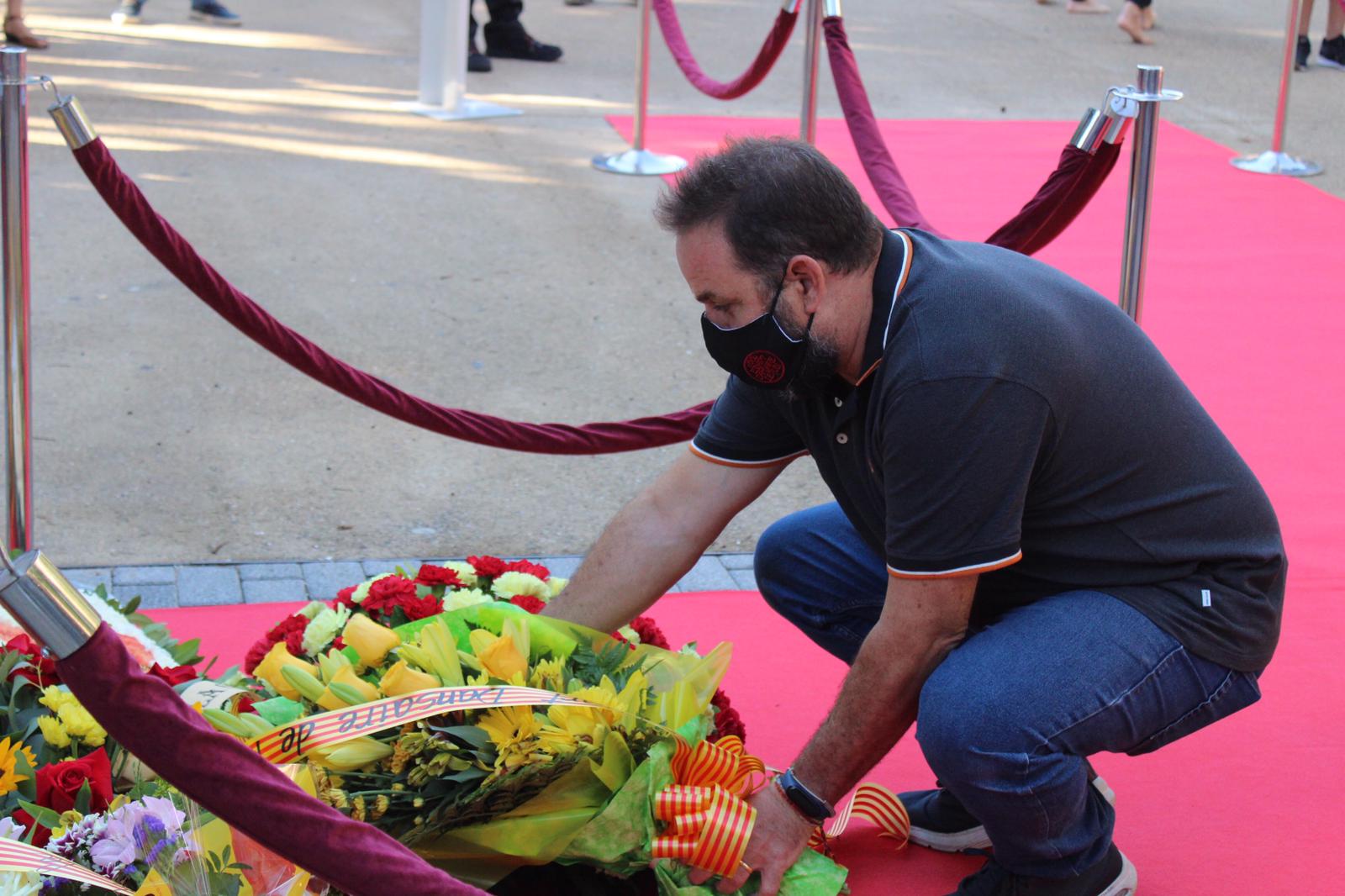 Ofrena floral a la plaça Onze de Setembre. FOTO: Andrea Martínez