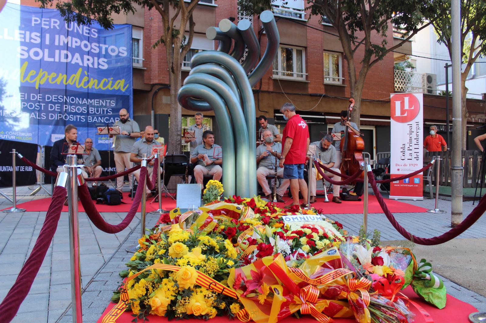 Ofrena floral a la plaça Onze de Setembre. FOTO: Andrea Martínez