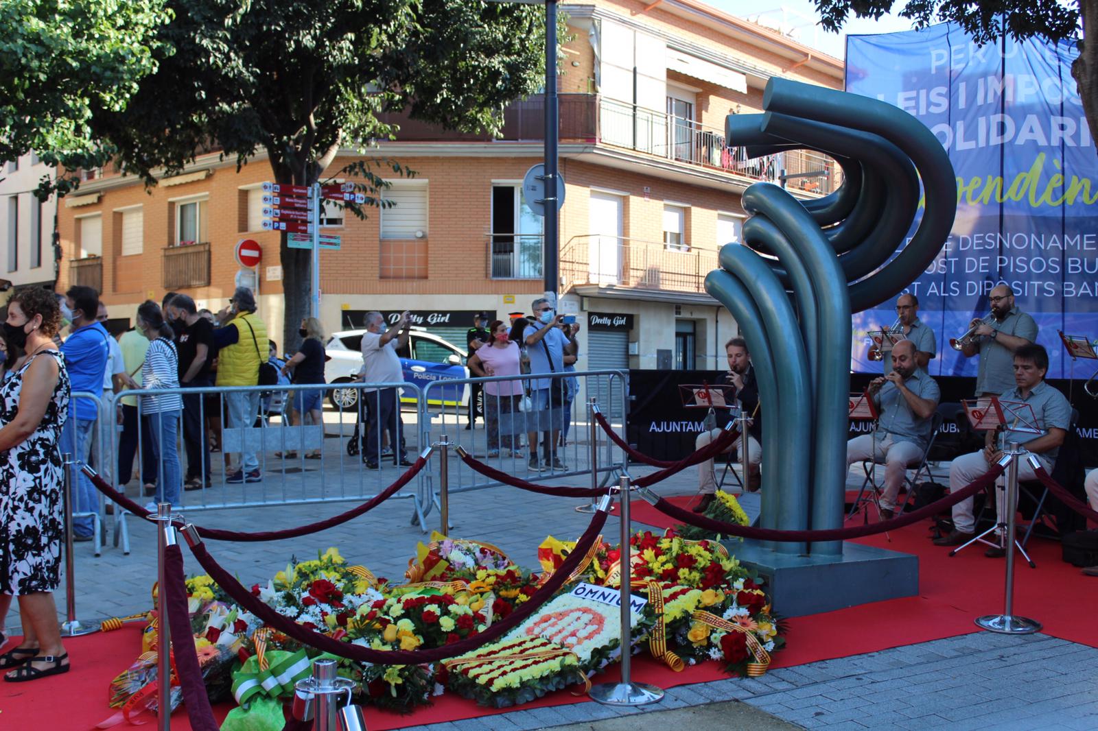 Ofrena floral a la plaça Onze de Setembre. FOTO: Andrea Martínez