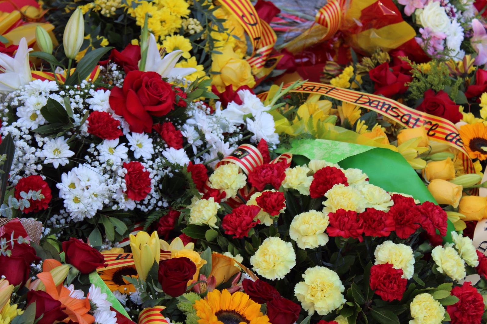 Ofrena floral a la plaça Onze de Setembre. FOTO: Andrea Martínez