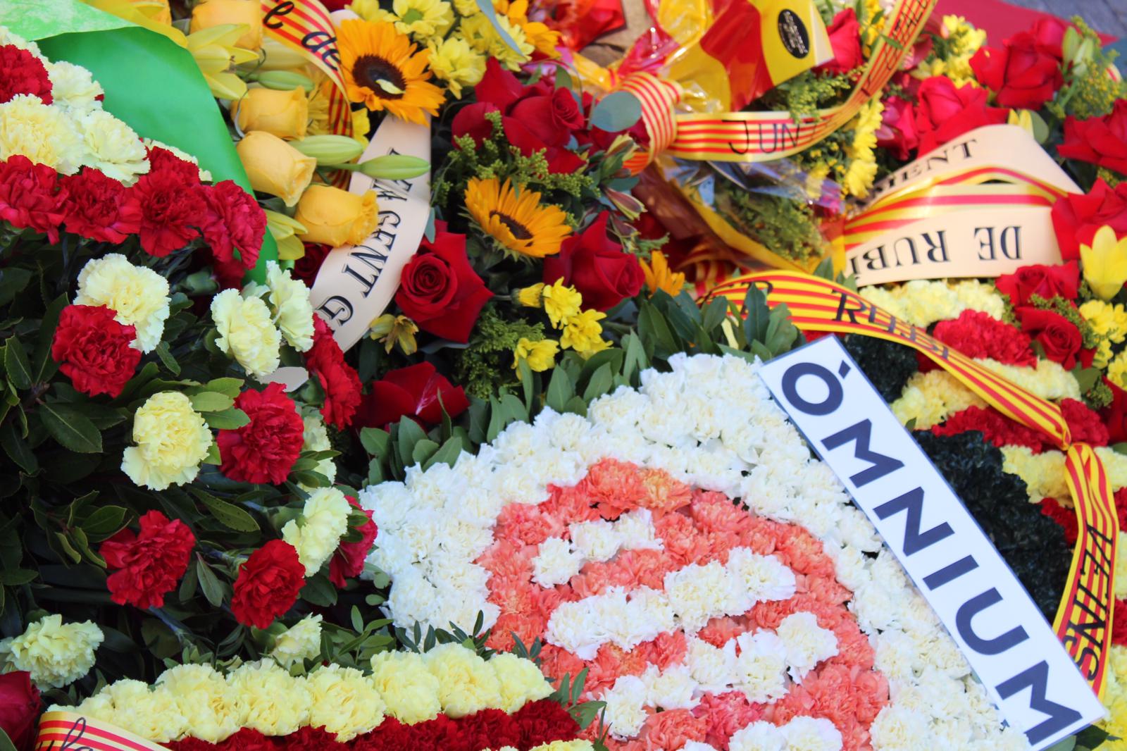 Ofrena floral a la plaça Onze de Setembre. FOTO: Andrea Martínez