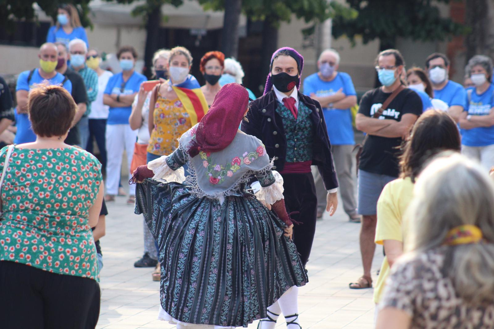 Ballada de l'Esbart Dansaire a la concentració a la plaça Doctor Guardiet. FOTO: Andrea Martínez