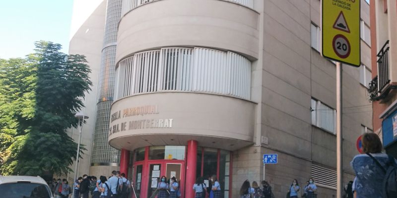 Alumnes de l'Escola Montserrat a l'entrada. FOTO: NHS