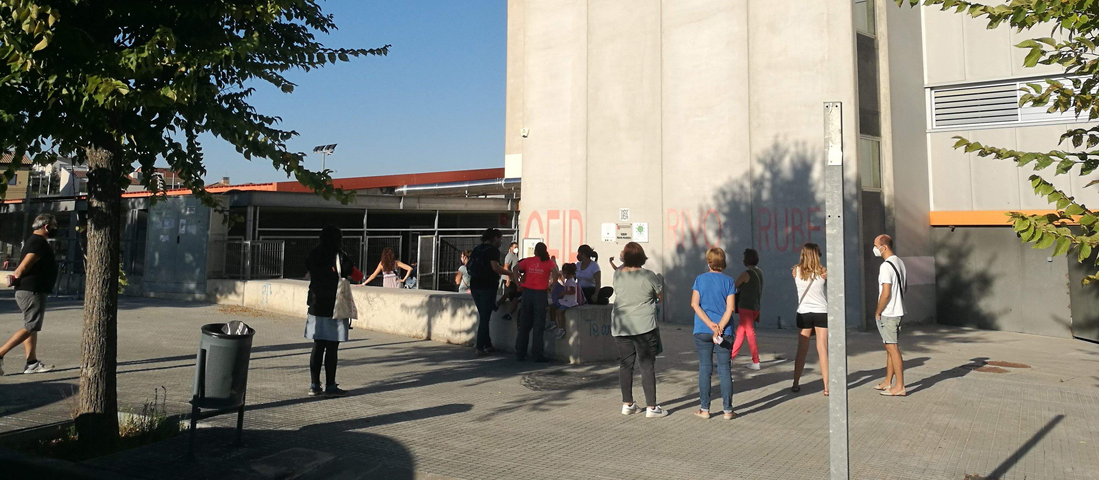 Un dels accessos de l'Escola Rivo Rubeo a primera hora del matí. FOTO: NHS