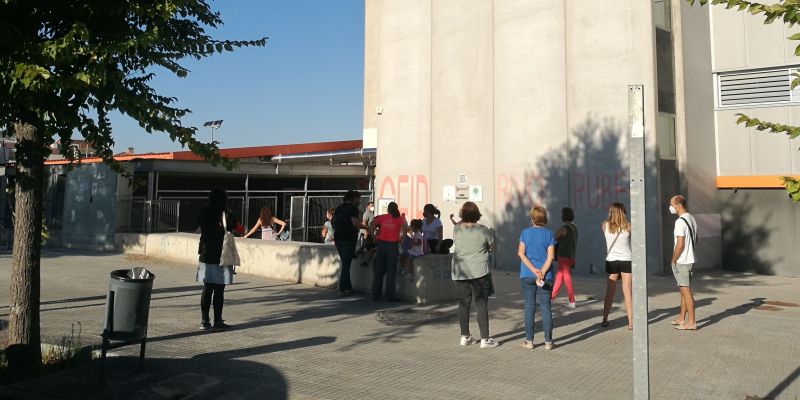 Un dels accessos de l'Escola Rivo Rubeo a primera hora del matí. FOTO: NHS