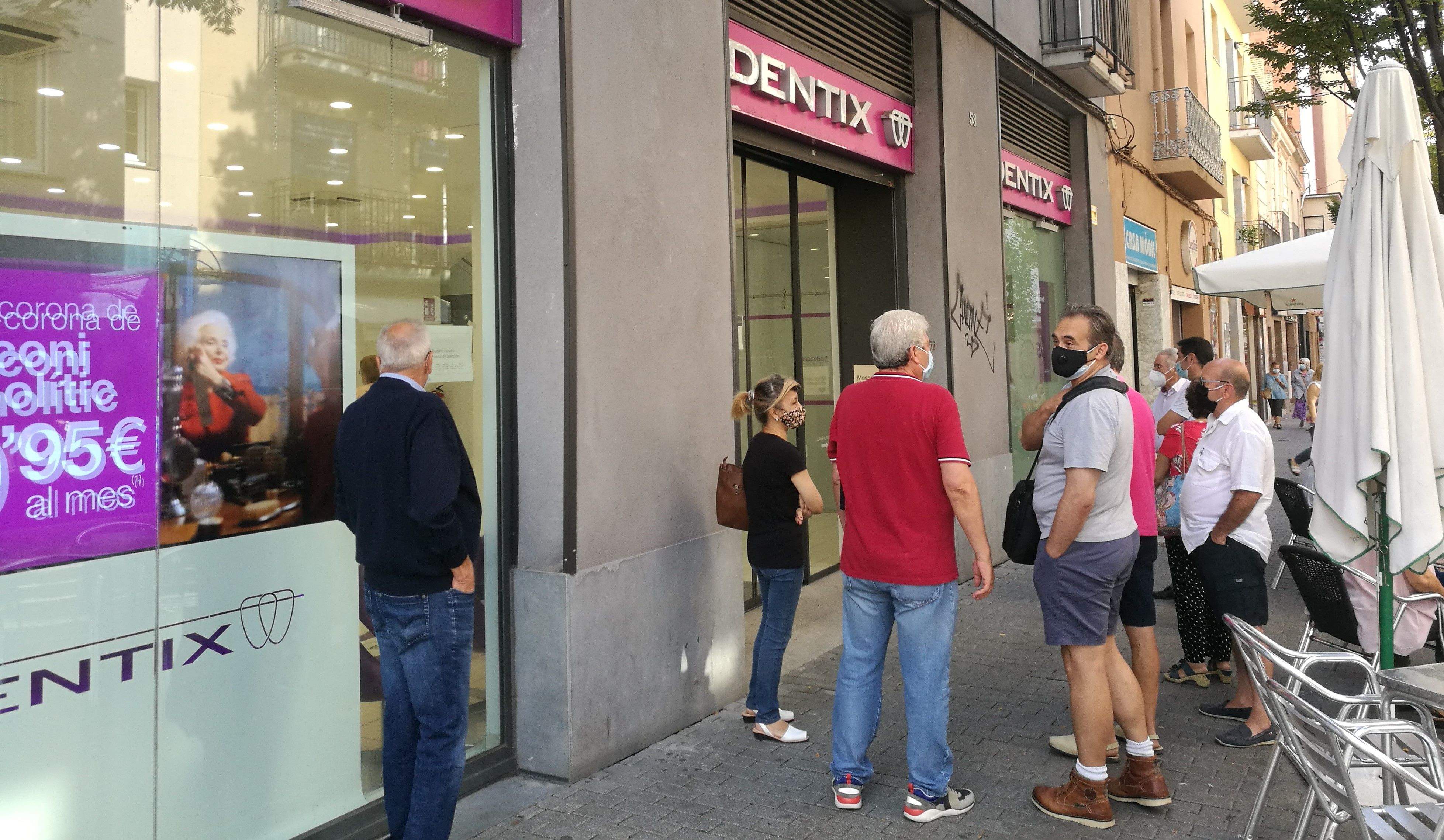 Cua davant la clínica dental Dentix de Rubí aquest dimarts al matí. FOTO: Redacció