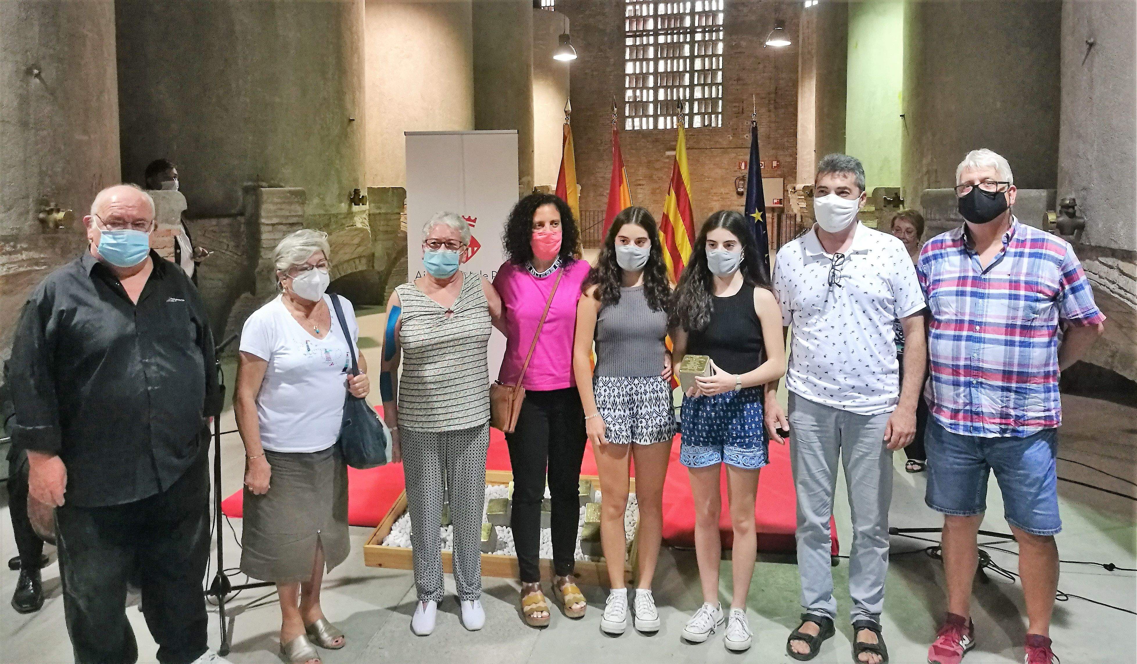 Les famílies dels rubinencs deportats pel nazisme han rebut les llambordes que seran instal·lades en aquells punts de la ciutat que van ser l’última residència dels homenatjats. FOTO: Redacció