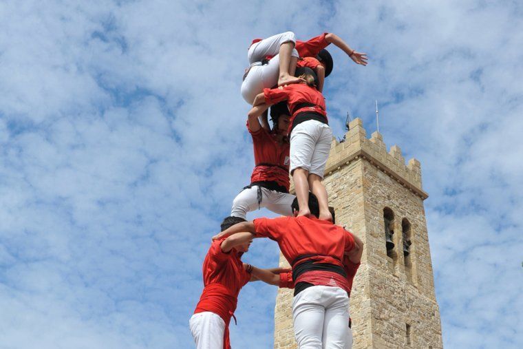 Els Castellers de Rubí amb el campanar de l'església de Sant Pere, de fons. FOTO: ARXIU Els Castellers de Rubí amb el campanar de l'església de Sant Pere, de fons. FOTO: ARXIU
