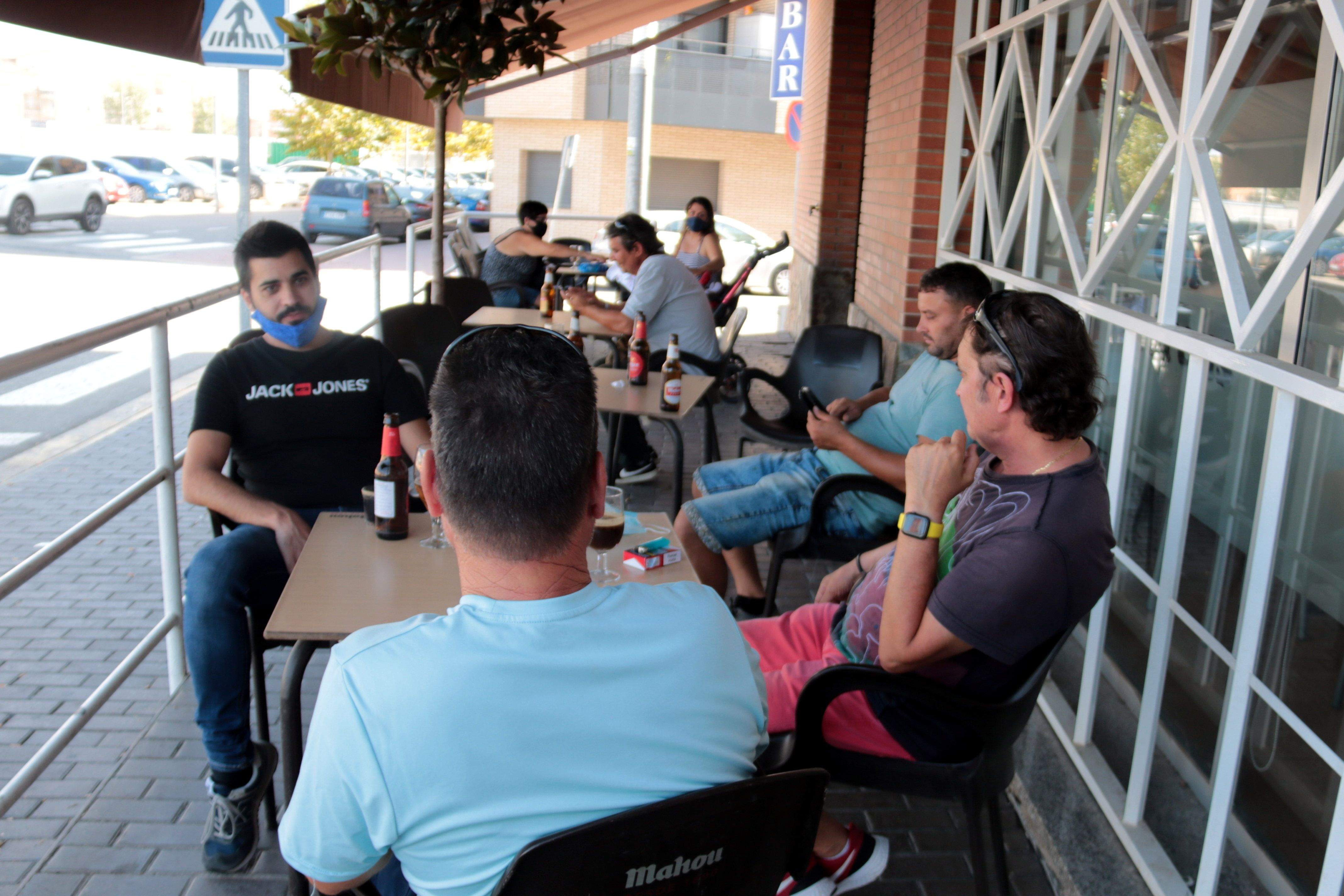 Moltes de les sancions imposades eren per passejar fora de l’horari autoritzat o en grups majors dels permesos. FOTO: ACN