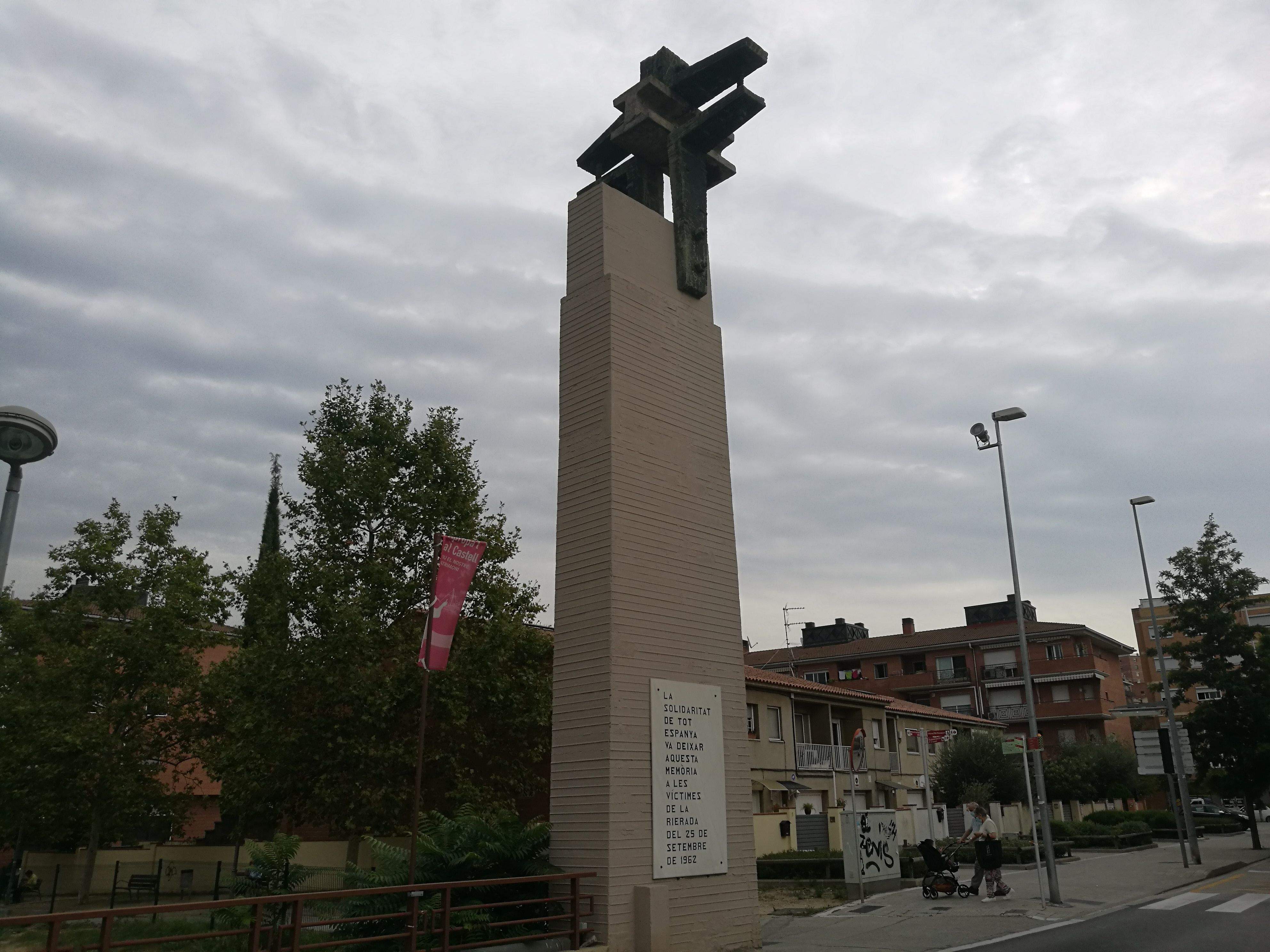 Monument a les víctimes de la rierada del 1962 al carrer del Pont de Rubí. FOTO: Redacció
