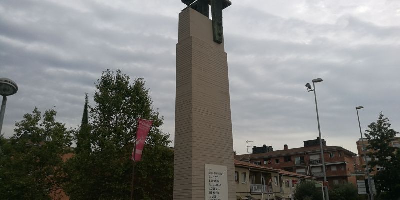 Monument a les víctimes de la rierada del 1962 al carrer del Pont de Rubí. FOTO: Redacció