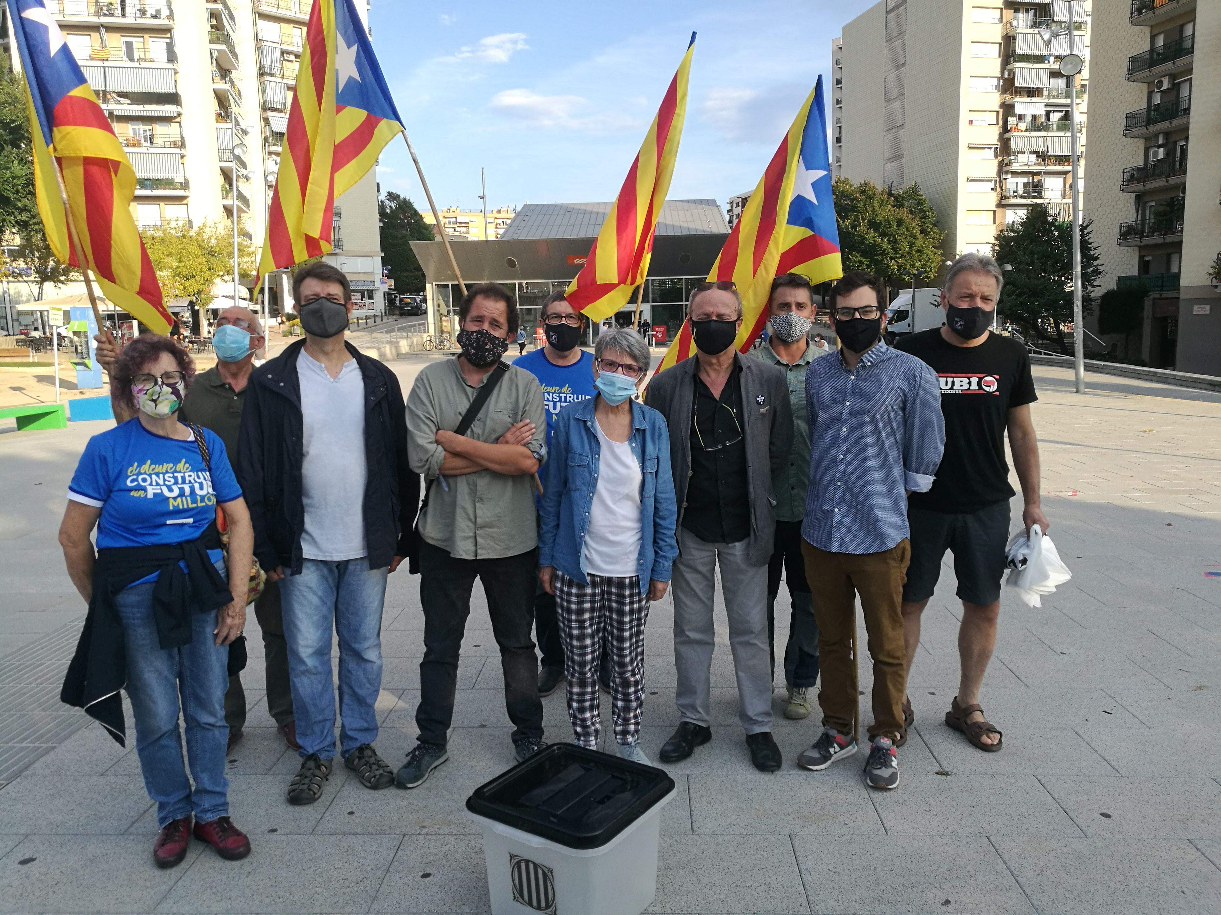 Membres de la Plataforma 1 d'Octubre de Rubí. FOTO: NHS