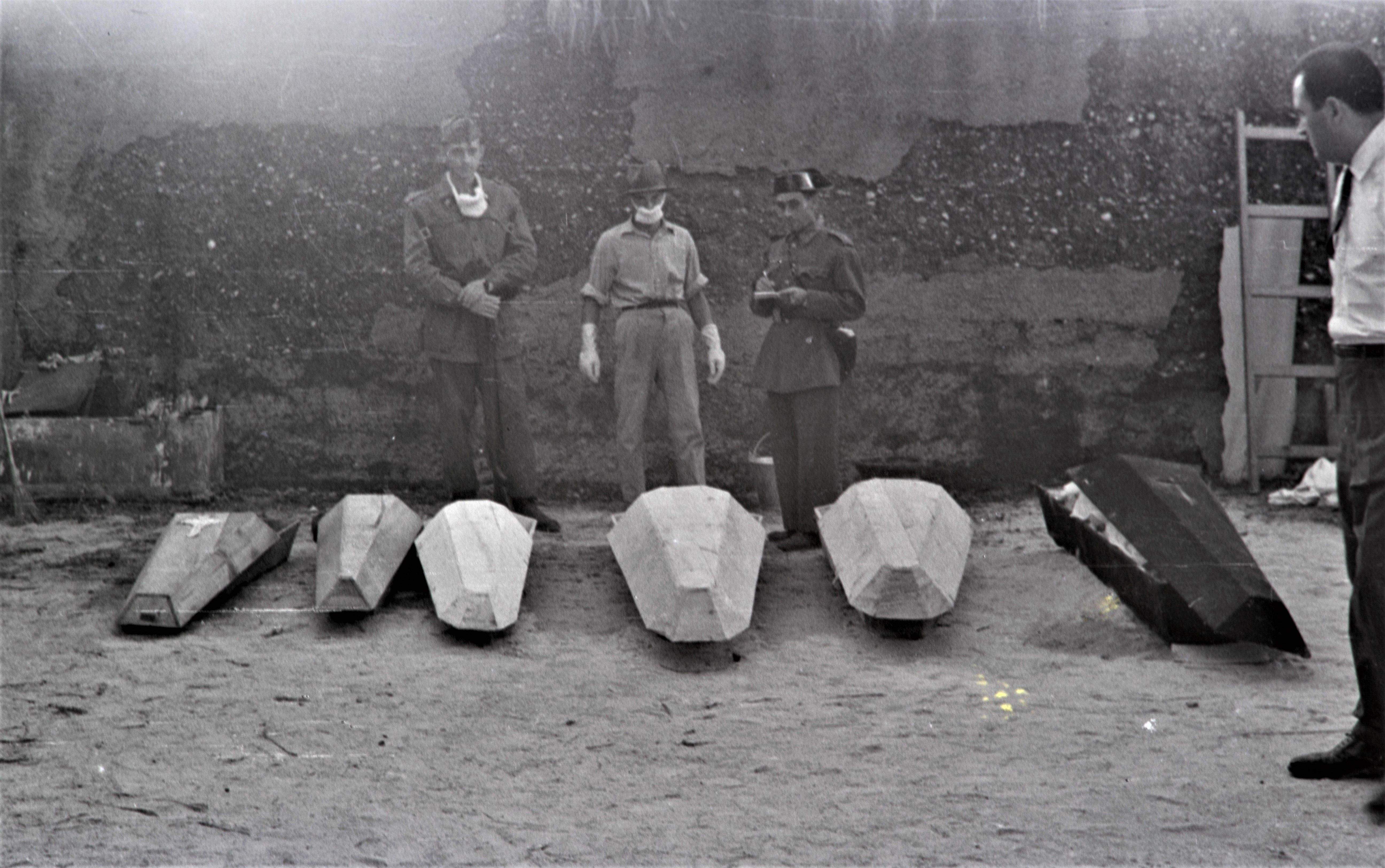 Taüts de víctimes de la rierada del 1962. FOTO: Josep Feliubadaló. Arxiu Josep Maria Roset que custodia l'Arxiu Municipal de Rubí Taüts de víctimes de la rierada del 1962. FOTO: Josep Feliubadaló. Arxiu Josep Maria Roset que custodia l'Arxiu Municipal de Rubí