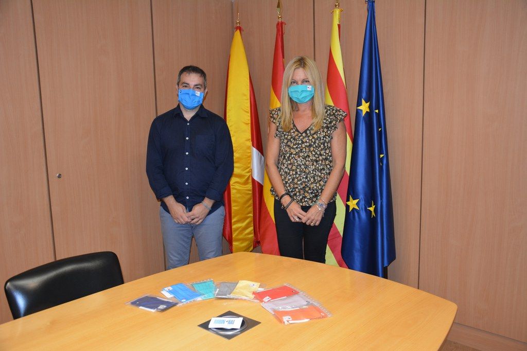 L'alcaldessa de la ciutat amb Xavi Garrido, fundador de l'empresa rubinenca Robin Hat, on s'han adquirit les 8.000 mascaretes que es repartiran. FOTO: Ajuntament de Rubí