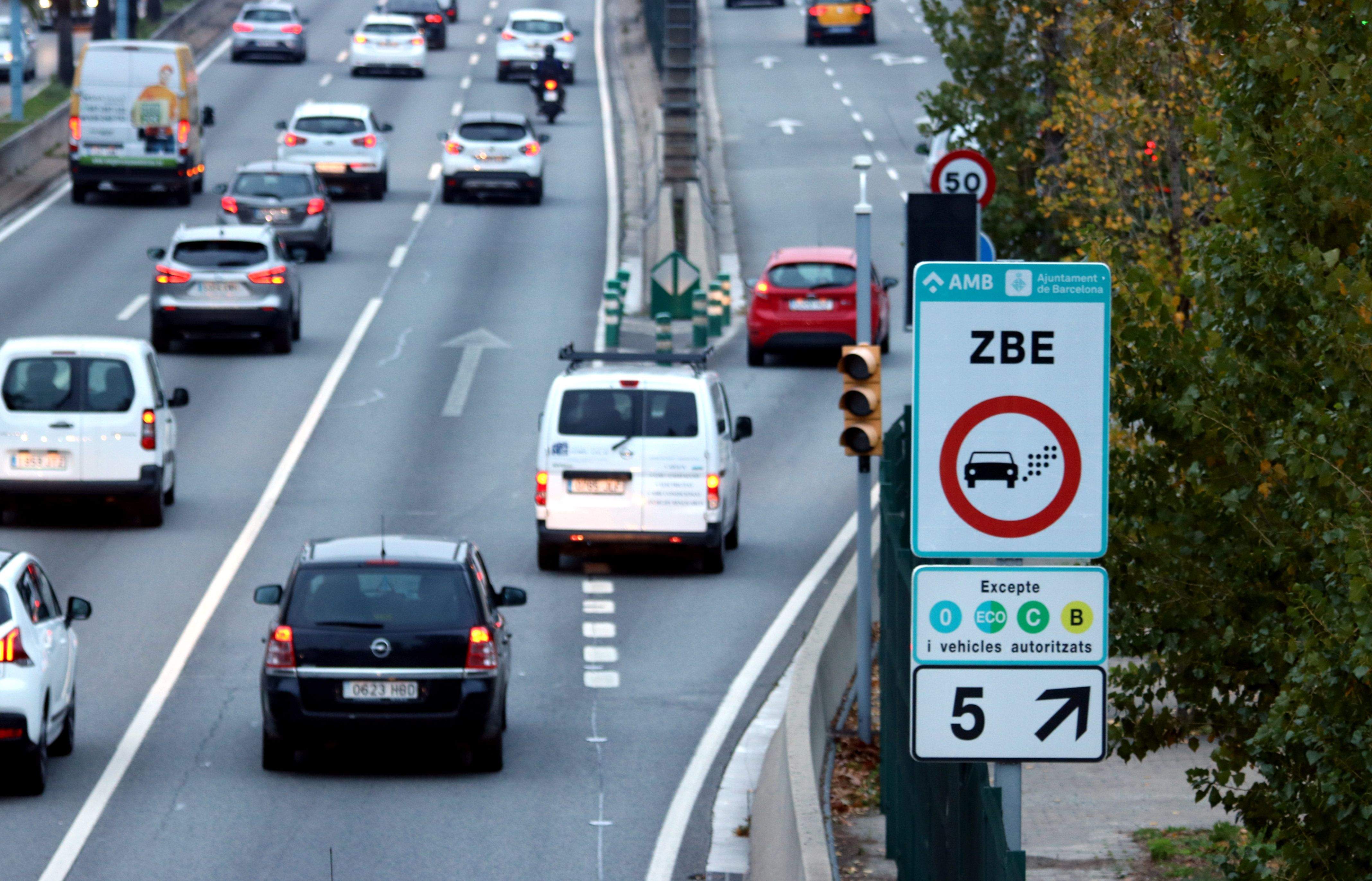 Un cartell avisa als conductors que entren a la Zona de Baixes Emissions de Barcelona. FOTO: ACN