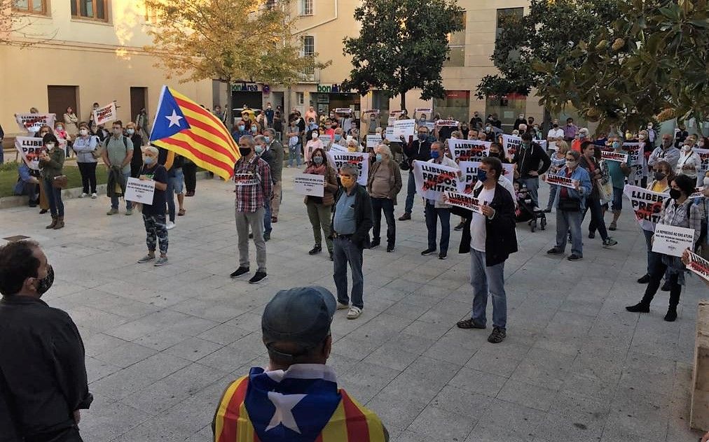 La concentració de protesta per la inhabilitació a Quim Torra s'ha convocat a la plaça Pere Aguilera. FOTO: NHS