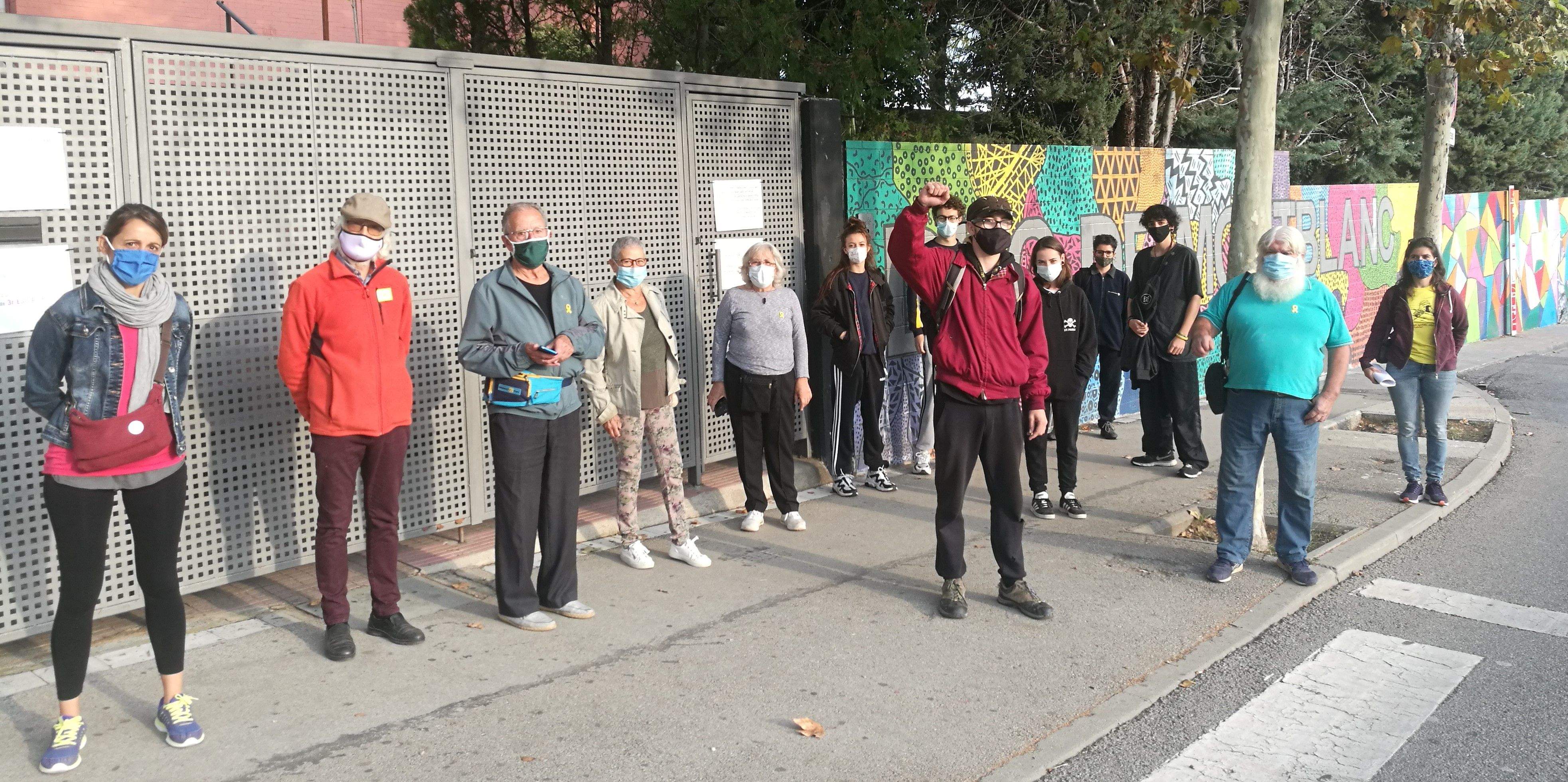 Persones a l'Institut Duc de Montblanc de Rubí per recordar el referèndum d'independència de 2017. FOTO: Redacció