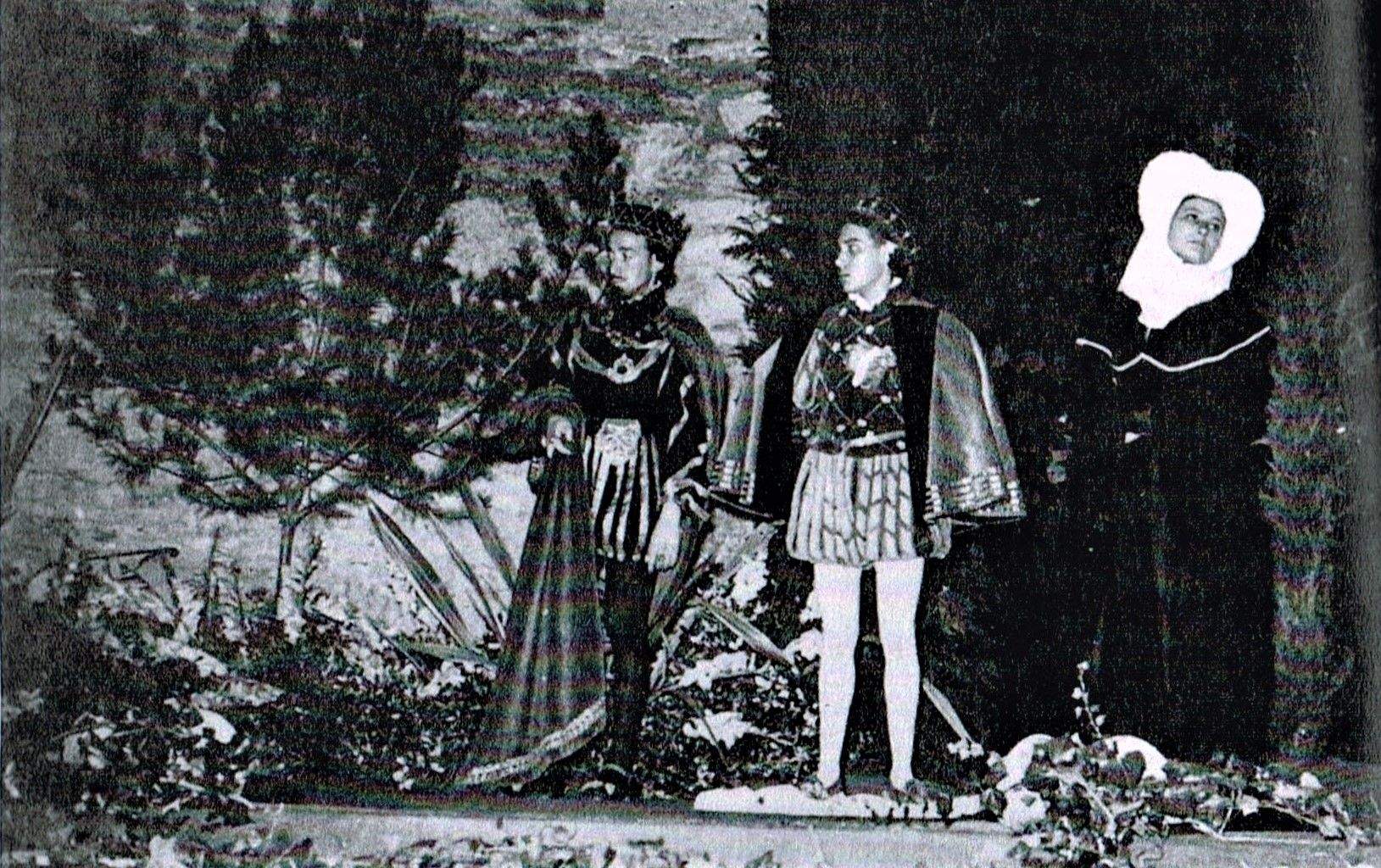 Teatre davant l’església de Sant Pere, 1954. FONT: Anna Terrats. 'La capsa dels records'