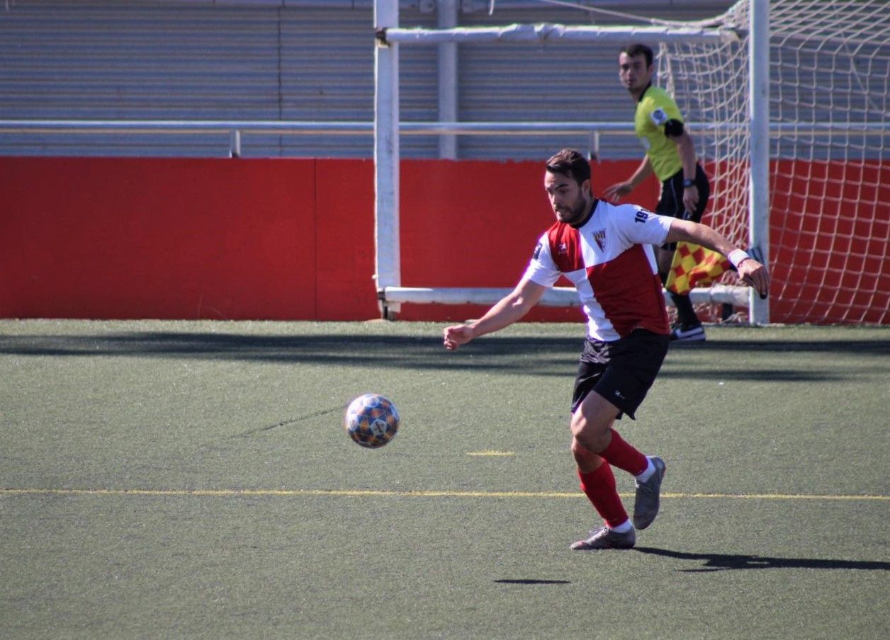 Jugador de la UE Rubí durant un partit a Can Rosés. FOTO: Andrea Martínez